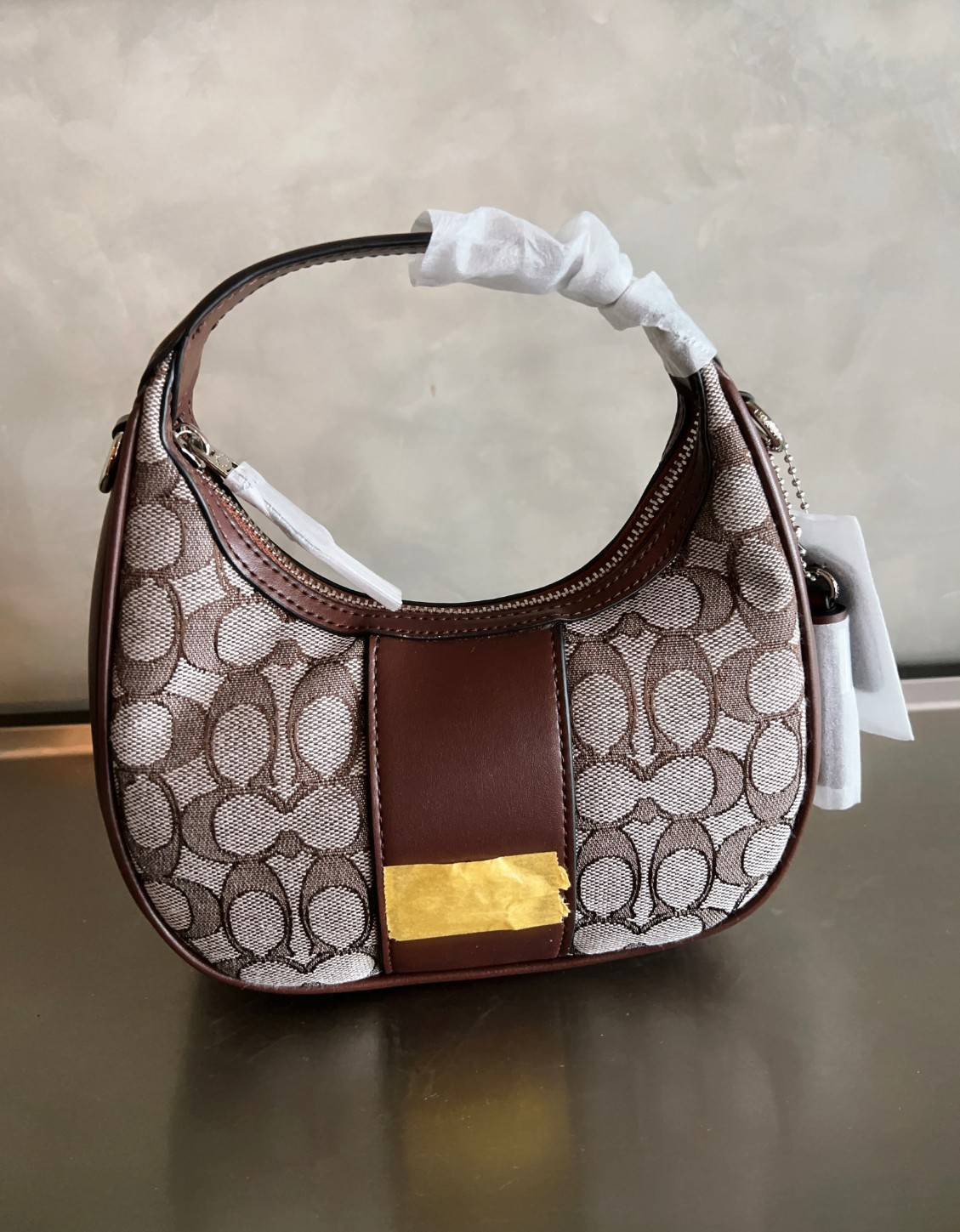 COACH CARMEN MINI CROSSBODY IN SIGNATURE JACQUARD กระเป๋ารูปทรงพระจันทร์โค้งมน น่ารักน่าใช้มากๆ!! เกรดท็อปออริ เกรดดีสุด สลับแท้ 1:1 ใช้ต่างประเทศได้