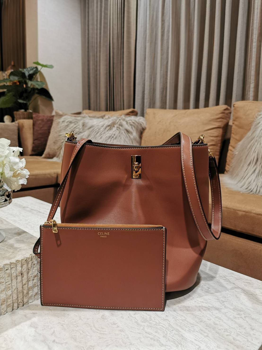 VIP 】NEW! ซื้อ1ได้ถึง2! CELINE TRIOMPHE BUCKET BAG VIP GIFT WITH PURCHASE (GWP) พรีเมี่ยมกิ๊ฟ Limited Edition จาก CELINE PERFUME DUTYFREE COUNTER วัสดุ TRIOMPHE CANVAS & CALFLEATHER ดีไซน์ทรง Bucket ใบใหญ่กำลังดี มาพร้อม Clutch ใบเล็กเข้าชุด หนังนิ่มสวยเน