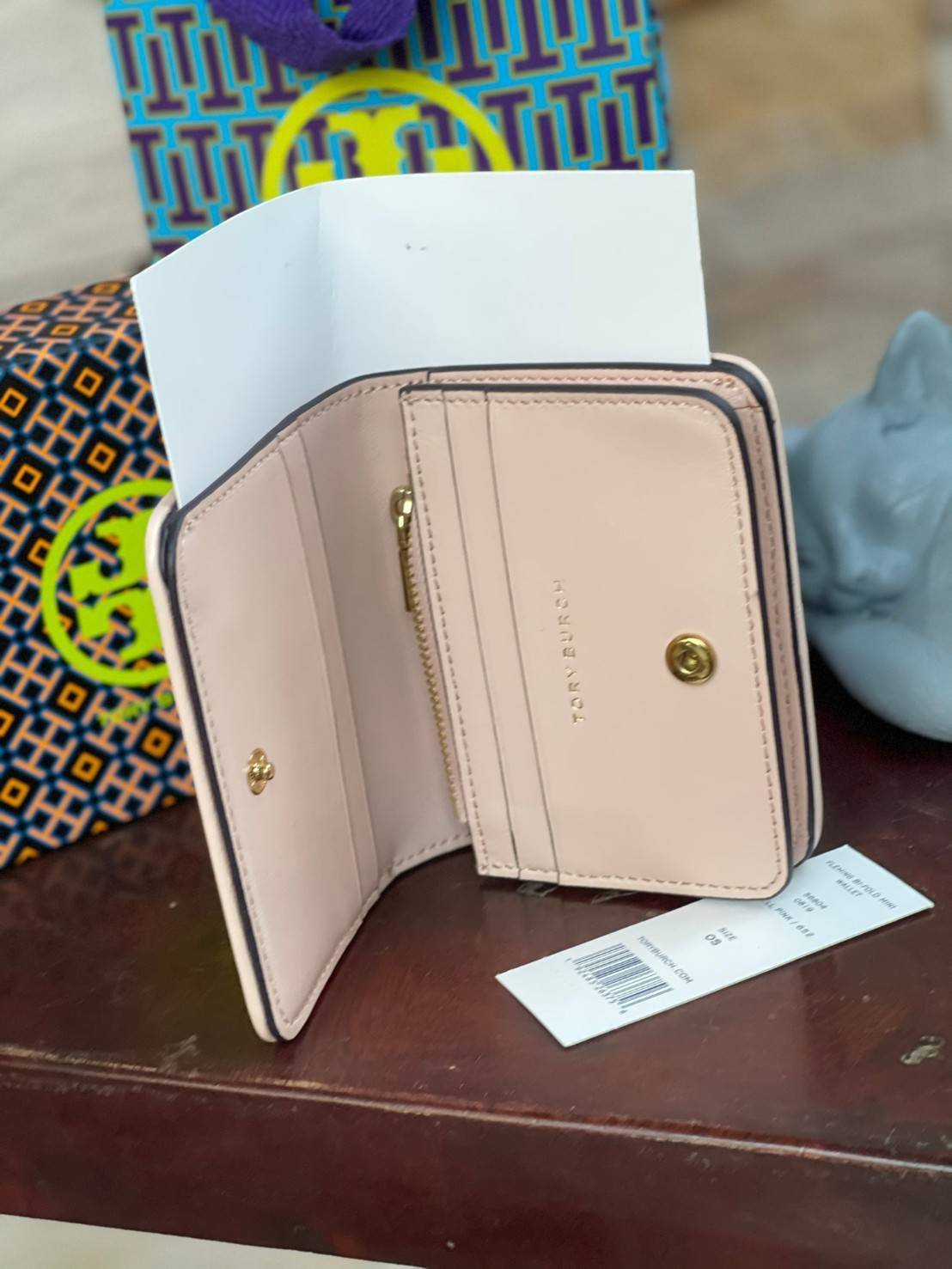 ของแท้ 💯% Tory burch fleming bifold mini wallet กระเป๋าสตางค์ทรงพับ2ตอนที่มีฟังก์ชั่นครบ ทั้งใส่การด์ เหรียญและธนบัตรได้ ดีเทลลายตารางเย็บสองชั้น