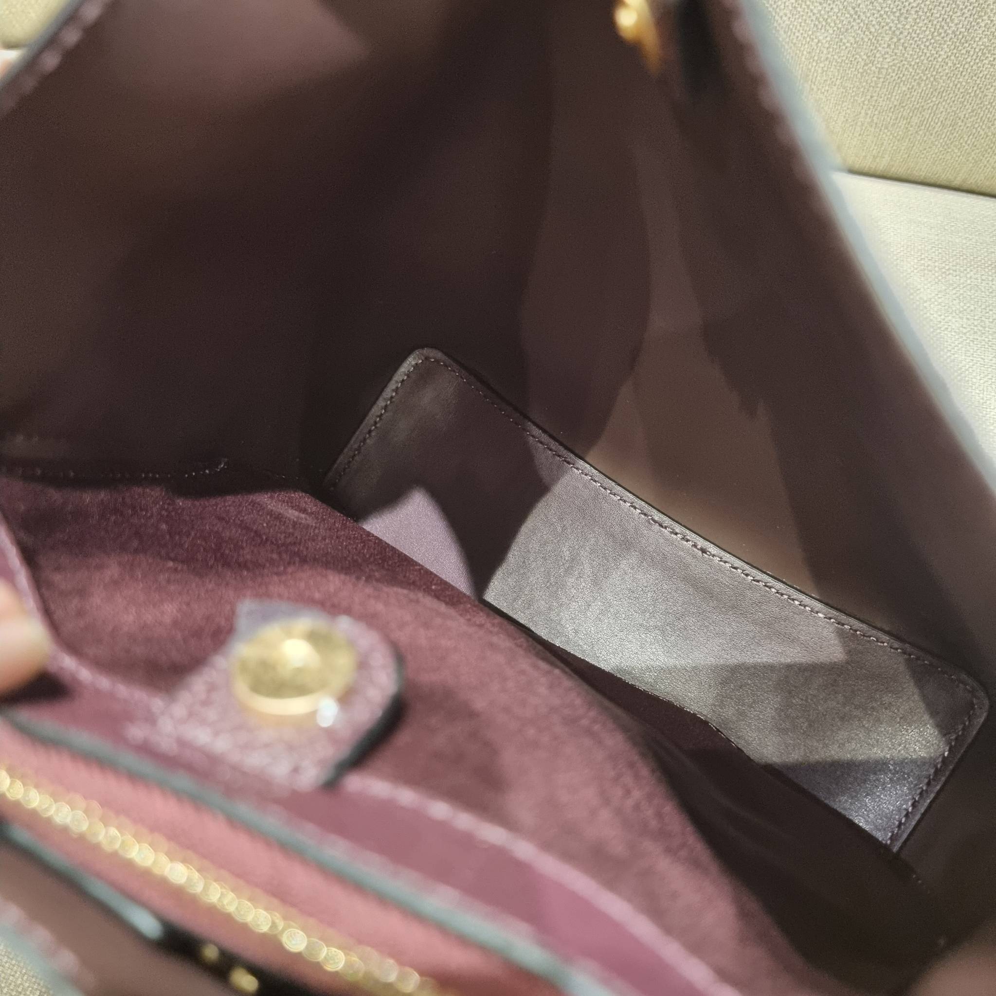 COACH 1011 SMALL TOWN BUCKET BAG รุ่นยอดนิยมใบเล็ก กระเป๋าทรงบัคเก็ต สีคลาสสิคเรียบหรู ตัดกับโลโก้สีทองดูโดดเด่น วัสดุหนัง pepble สวยคมทุกมุมจริงๆ!! เปิด-ปิดด้วยกระดุมแม่เหล็กทั้ง 2 ฝั่ง ภายในเป็นช่องโล่ง มาพร้อมสายสะพายปรับได้ตามตัว ขนาดใบนี้กำลังสวย สะพ