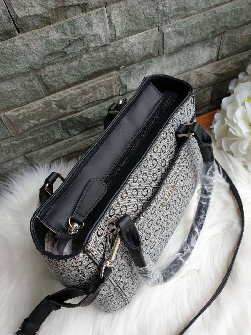 GUESS G LOGO PRINT TOTE BAG กระเป๋าถือหรือสะพายรุ่นใหม่ล่าสุดจาก GUESS FACTORY รุ่นยอดนิยม สวยอย่างมีสไตล์ สีสวยคลาสสิก รุ่นนี้มีการพิมพ์ลายโลโก้ รอบใบ หนัง faux-saffiano หนังคุณภาพดี ตั้งอยู่ทรง น้ำหนักเบา ประดับด้วยโลโก้แบรนด์อะไหล่เงิน สวยโดดเด่นที่กระ