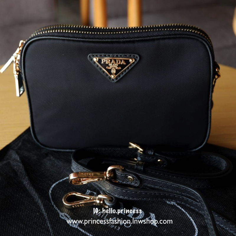 Prada 2 zipper mini crossbody bag กระเป๋าสะพาย size mini วัสดุ nylon premium gift จาก counter brand Prada ด้านหน้าประดับ logo brand อะไหล่ทอง เปิดปิดด้วยซิป แบ่ง 2 ช่อง ใส่ wallet สั้น, มือถือได้ทุกรุ่น มีช่องเล็ก บุผ้าลายแบรนด์ มาพร้อมสายสะพายยาวถอด ปรับ