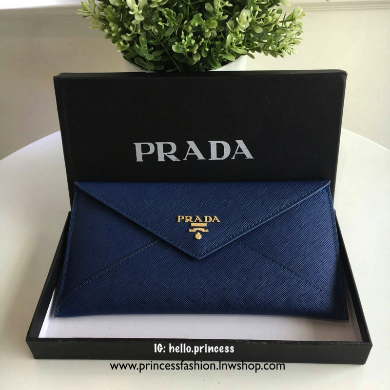 New Arrival~~ กระเป๋าสตางค์ยาวแบบพับ **ทรงหรู จากงานพรีเมี่ยมกิ้ฟ จากเคาเตอร์ต่างประเทศ จากแบรนด์ PRADA ลายหนัง saffiano ของแท้ 100% เปิดปิดฝาพับ มีช่องใส่บัตร 6 ช่อง ด้านในมีช่องใหญ่2ช่อง ใส่ได้ถึงแบงค์พัน หรือจะใส่มือถือได้ถึง Iphone+ และช่องซิปใส่ของจุ