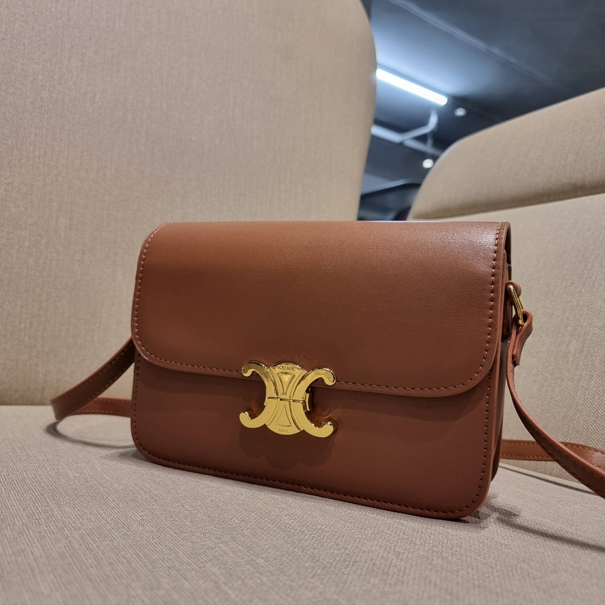 VIP 🥂 CELINE CLASSIQUE TRIOMPHE BAG IN SHINY CALFSKIN ไอเท็มสุดคลาสสิค ที่ขาดไม่ได้ กระเป๋าสะพายทรงสวยคลาสสิค แฝงความผู้ดี ที่ใช้ได้ทั้งชายหญิง วัสดุหนังแท้ เปิด-ปิดด้วยตัวกดล็อค สะดวกใช้มาก ภายในเป็นช่องโล่ง เก็บของได้เป็นสัดส่วน และยังมีช่องซิปใ