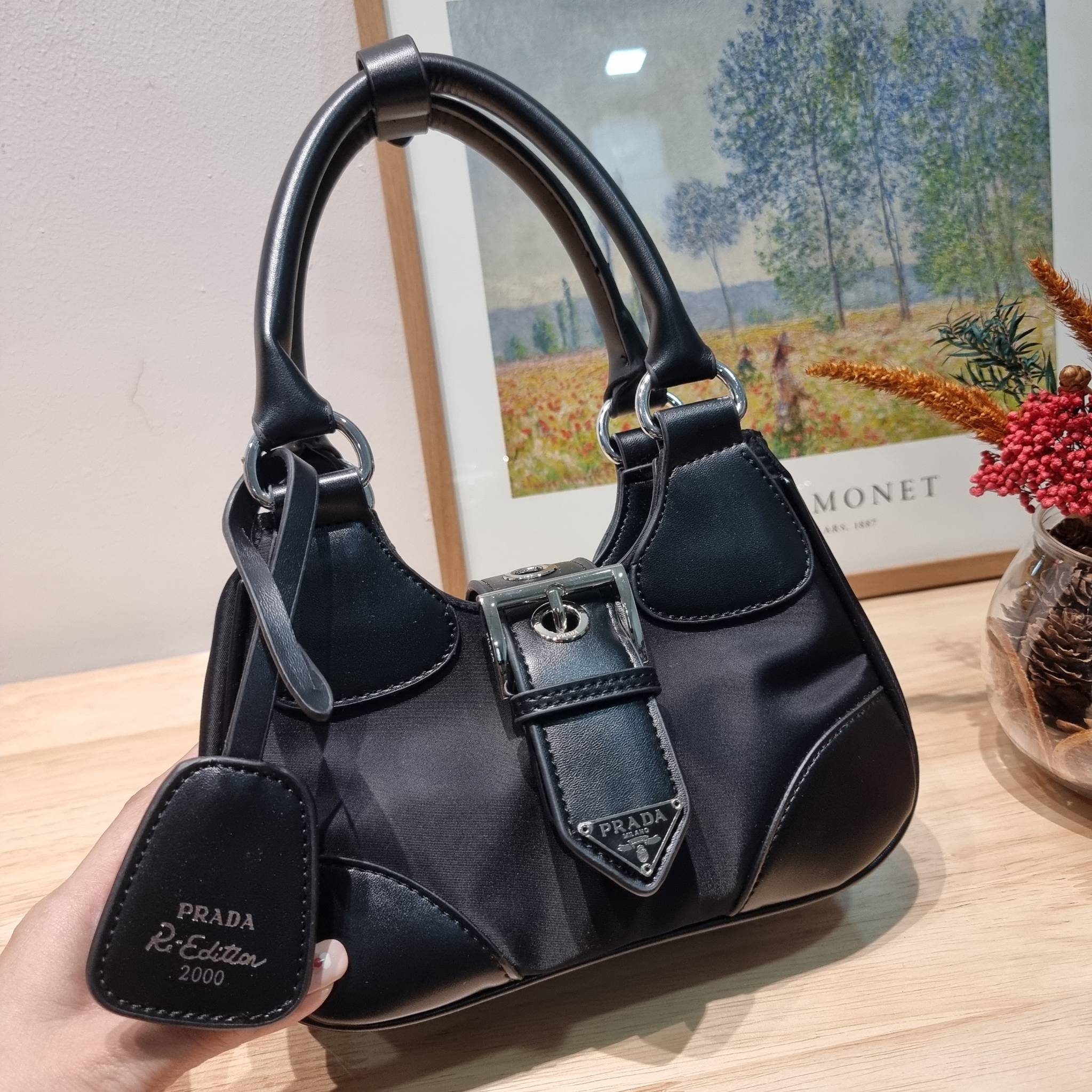 Prada Moon bag / PRADA RE-NYLON AND LEATHER MOON PADDED BAG ใหม่ล่าสุด กับคอลที่ใครๆเห็นก็ต้องรัก ขนาดกำลังน่ารัก ดีไซน์สวยดุ และยังดูแพงได้อีก