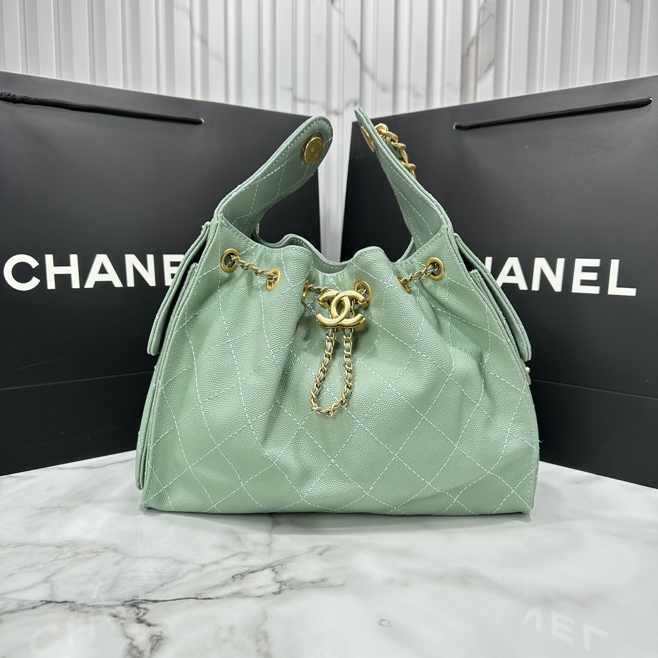 ORI หนังแท้ | 25cm CHANEL 25 Small Handbag Spring-Summer 2025 กระเป๋าสะพายรุ่นใหม่สุดฮอตแห่งปี หนังแท้ลายเกรน ที่สุดแห่งความไอคอนิก มาพร้อมใบเล็ก อะไหล่สีทองสวยหรู