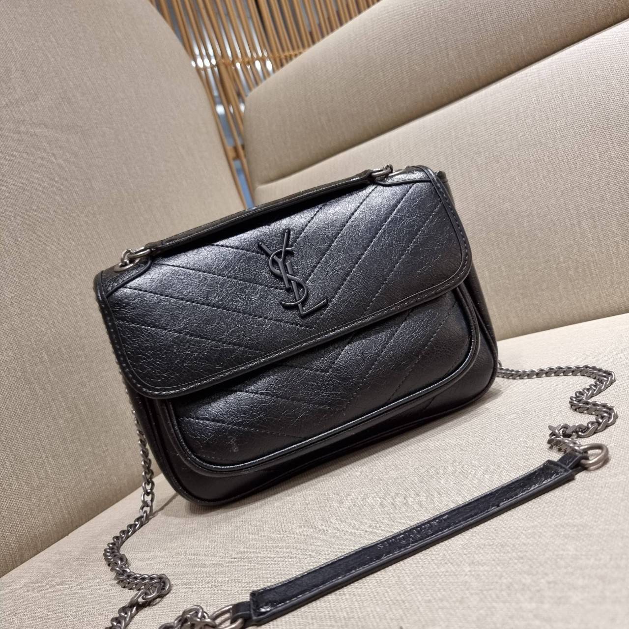 VIP 】หนังแท้ Yves Saint laurent shoulder bag กระเป๋าสะพายทรงคลาสสิค สุดฮอต ดีไซน์เรียบหรู วัสดุหนังแท้ขัดเงา สวย!! ใช้งานง่ายเพียงแค่เปิ-ปิดด้วยกระดุมแม่เหล็ก ภายในโล่งกว้าง จุของได้เลยสบายๆ กระเป๋าสตางค์ใบยาว มือถือ เครื่องสำอางค์ พาวเวอร์แบงค์ หรือจะ ga