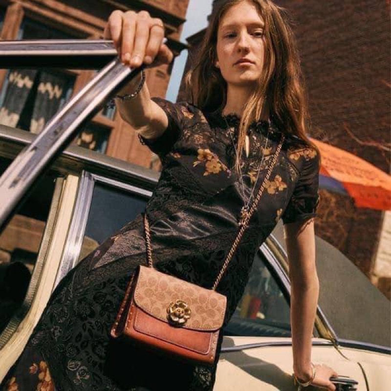 COACH 30592 PARKER 18 IN SIGNATURE CANVAS WITH RIVETS ไอเท็มยอดฮิต รุ่นหายาก!! sold out ไปหลายรอบ ก็ยังมีคนรอ!! กระเป๋าสะพายข้าง ไซส์กะทัดรัด พกพาง่าย ดีไซน์สวยด้วยการตอกหมุดเพิ่มดีเทล โดดเด่นด้วยตัวล็อครูปดอกไม้ วัสดุหนังแคนวาสเคลือบลายสลับหนังแท้ ภายในเ