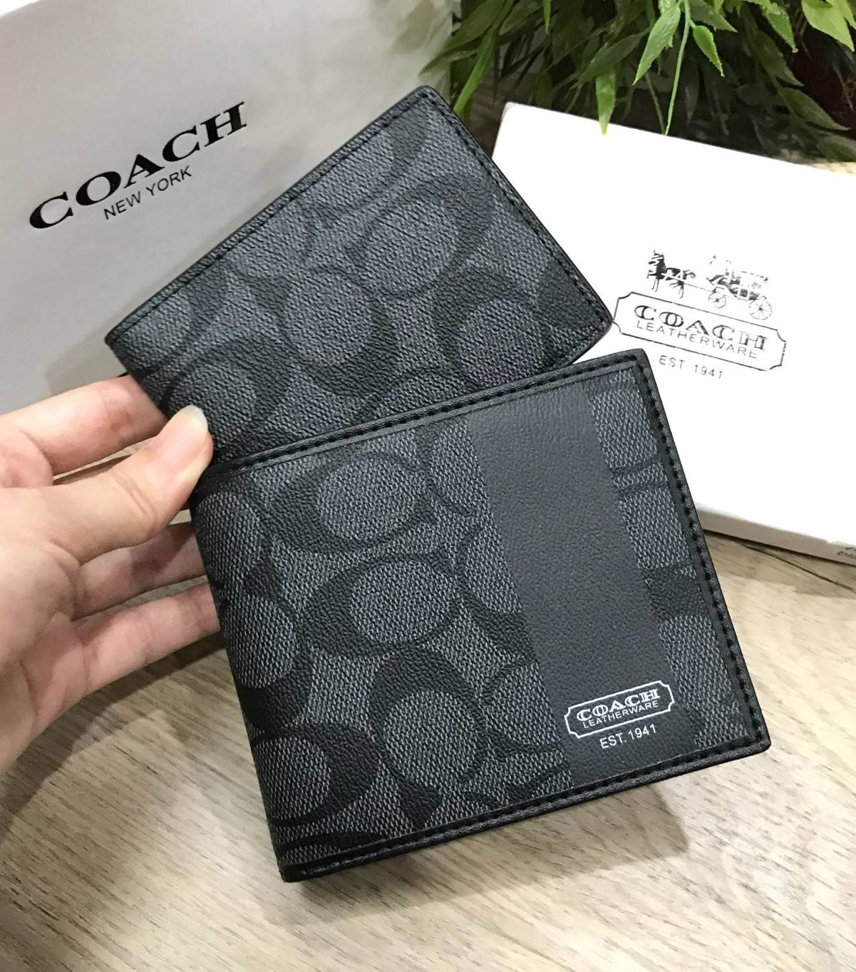 COACH SHORT WALLET WITH CARD POCKET 2 in 1 กระเป๋าสตางค์คุณผู้ชายใบสั้น มาพร้อมกับ กระเป๋าใส่บัตรหนังปั๊มลาย Signature Brand รอบใบเข้า set สวยคลาสสิค ภายในมีช่องใส่ธนบัตร, บัตร ซับในลายแบรนด์ Card pocket เเยกใช้ได้ มาใน COACH BOX SET จะใช้เอง หรือมอบเป็นข