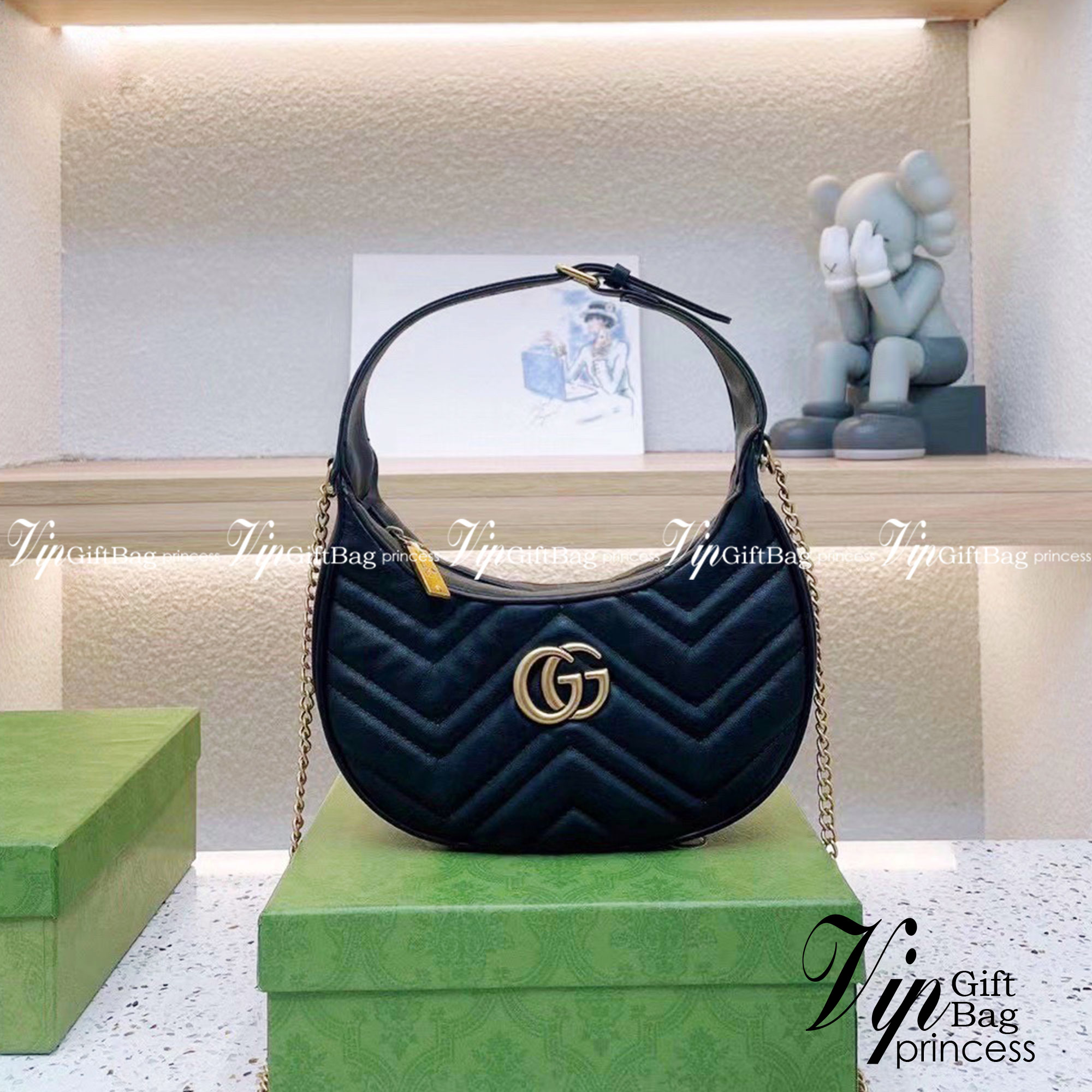 Gucci GG Marmont half-moon-shaped mini bag กระเป๋าคล้องไหล่ ความตัวแม่สายแฟชั่น ต้องกระเป๋าทรงจันทร์เสี้ยวแบบสับค่ะ! ความโค้งมนใช้งานง่าย เอามาสะพายก็คือชนะเลิศไปเลย ภาพถ่ายจากงานขายจริง ใช้งานต่างประเทศได้