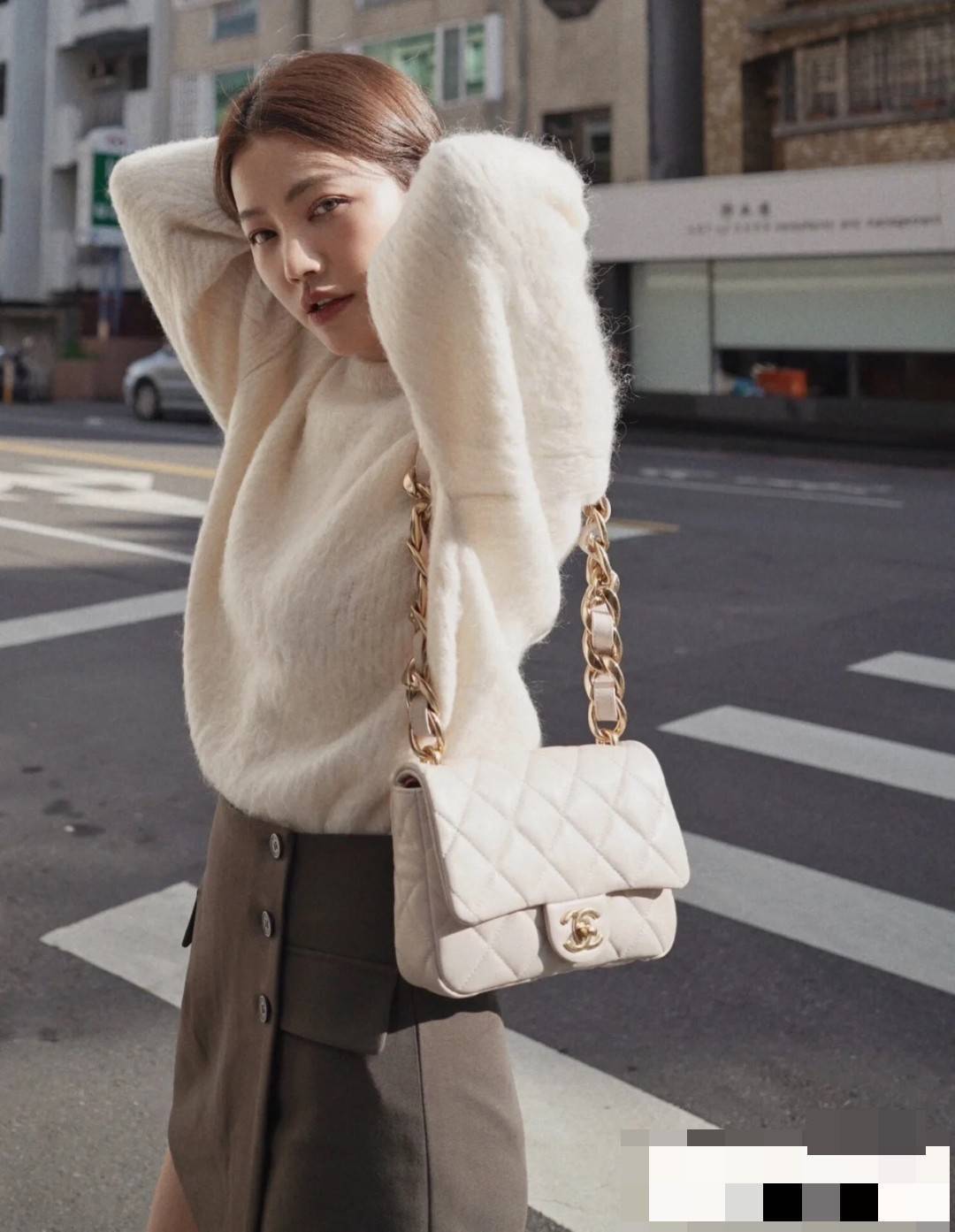 Chanel chunky chain bag สวยฟาดย้อนยุคความหรู ในราคาที่จับต้องได้ กับกระเป๋าสะพายไหล่ ไซส์กำลังสวย โดดเด่นด้วยสายสะพายโซ่สลับหนังเส้นใหญ่ ทนทาน ดูแพง