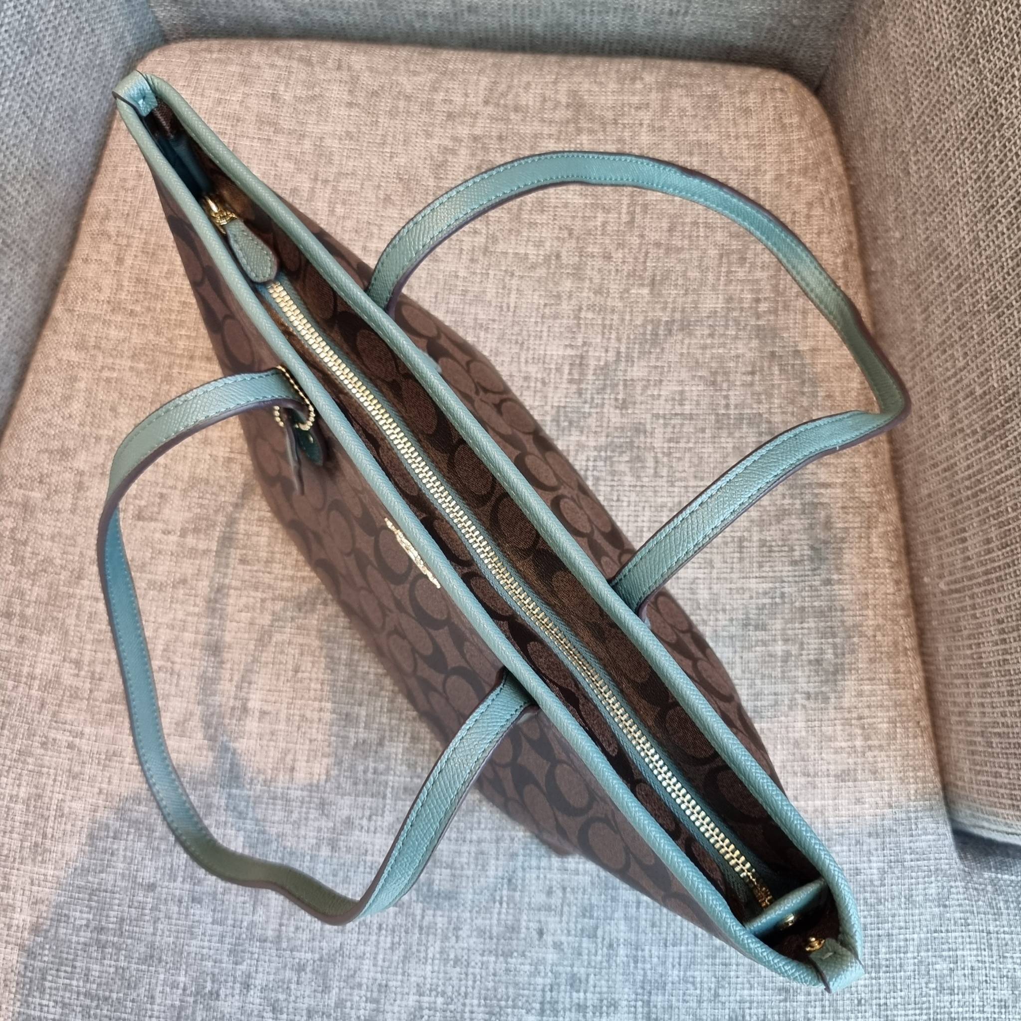 OUTLET 】COACH F58292 CITY ZIP TOTE IN SIGNATURE 16" รุ่นขายดี!! ไซส์ใหญ่ สีสวยมาให้แบบจัดเต็ม!! กระเป๋าถือทรงโท้ทใบใหญ่ สวยน่าใช้ทุกสี สะพายคล้องไหล่ได้เก๋ๆ จุของแน่นๆไปเลยจ้า!! วัสดุหนังแคนวาสคุณภาพ ปากกระเป๋าเปิด-ปิดด้วยซิป กันของหล่นได้ ถือไปไหนก็