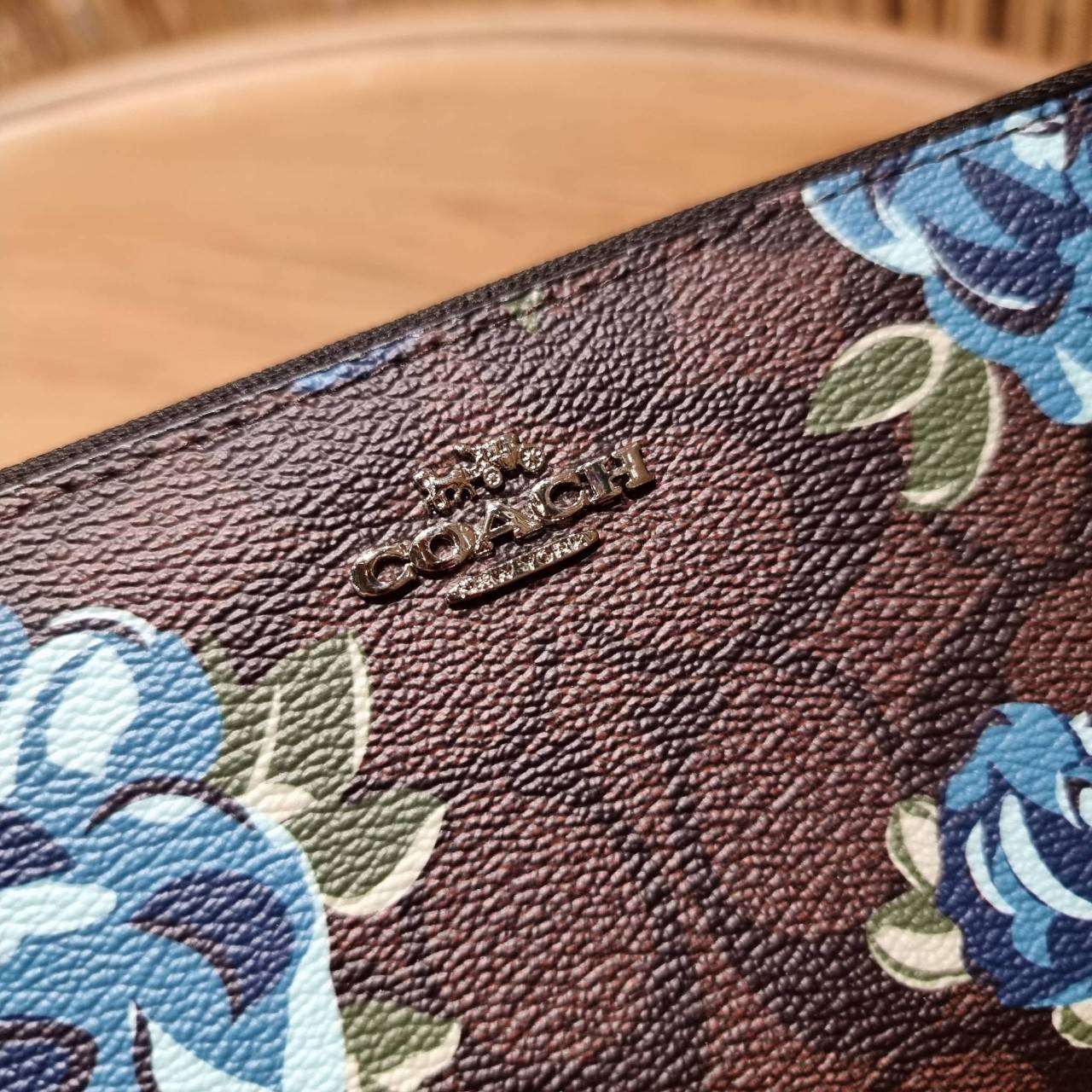 COACH ACCORDION ZIP WALLET IN SIGNATURE CANVAS WITH PRAIRIE ROSE / JUMBO FLORAL / CAMO ROSE FLORAL / MEDLEY BOUQUET PRINT ((F31572/F39189/F26290/F2859)) สวยคลาสสิคไม่มีใครเกิน!! กระเป๋าสตางค์ใบยาว ลวดลายสวย สีสันโดดเด่น วัสดุหนังแคนวาสเคลือบ เปิด-ปิดด้วยซ