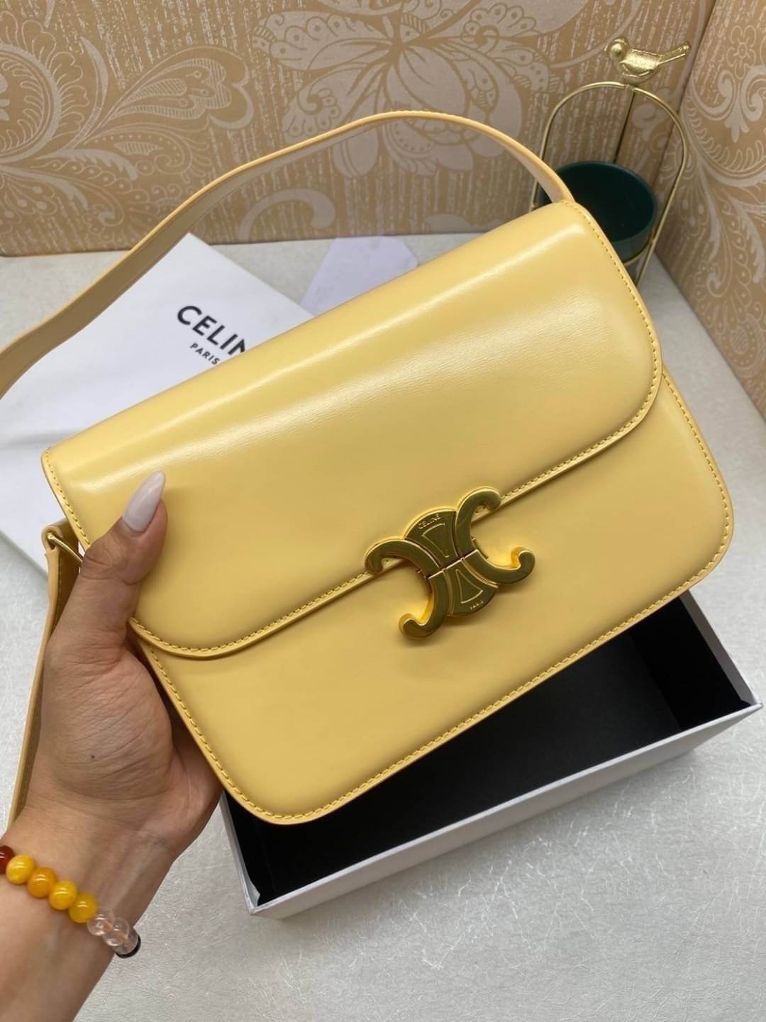 MEDIUM 22cm : CELINE CLASSIQUE TRIOMPHE BAG IN SHINY CALFSKIN / Celine Triomphe Bag / Celine Bag พร้อมส่ง 10 สี เกรดออริ 1:1 กระเป๋าแบรนด์หรูที่ควรมีแห่งปี