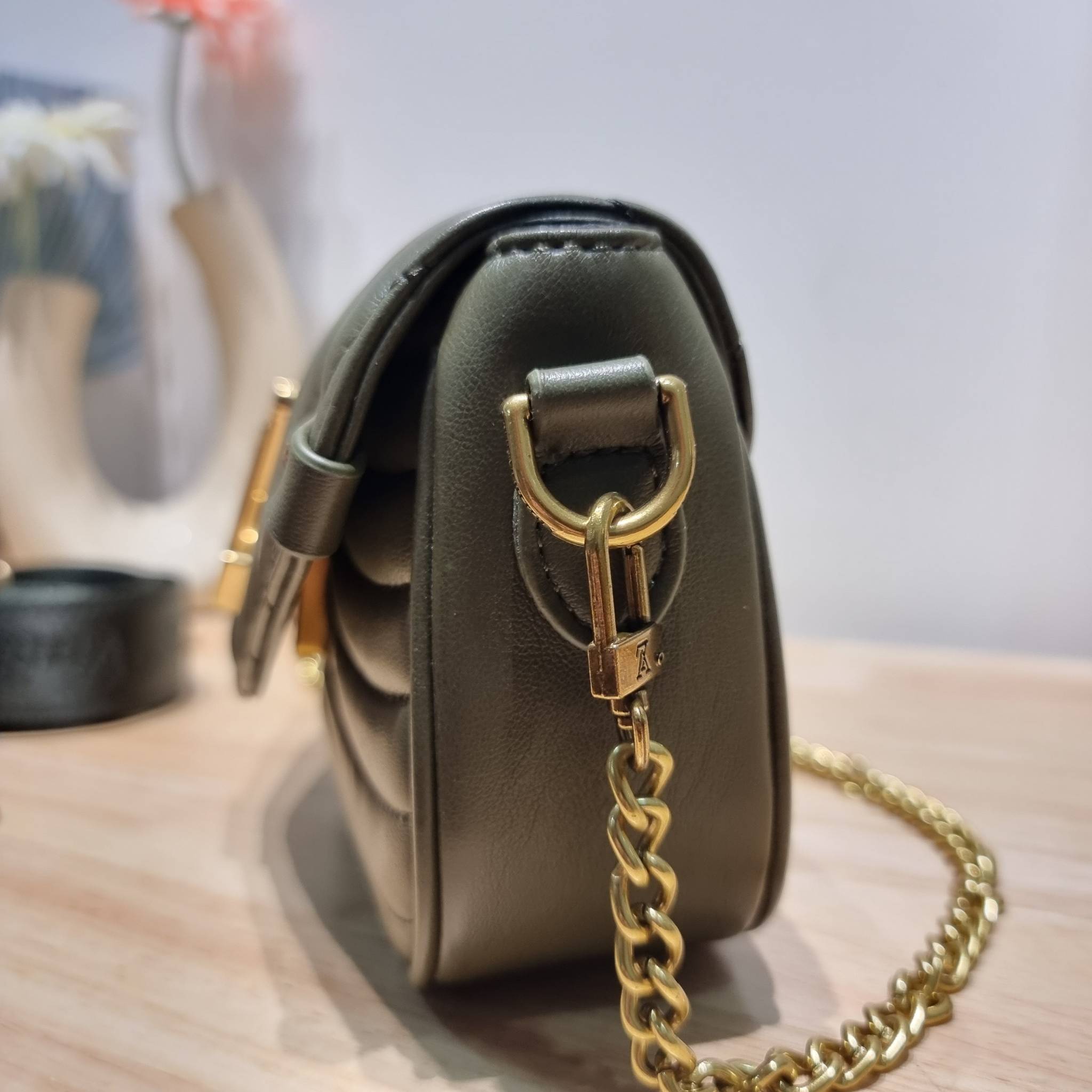 LV new wave pochette multi bag กระเป๋าสะพายมัลติฟังก์ชั่น มาพร้อม box set รับรองว่าดีงาม ลูกเล่นคลาสสิคผสานความวินเทจ มีสายสะพายให้ 2 เส้น และกระเป๋าใบลูก เล็กน่ารัก