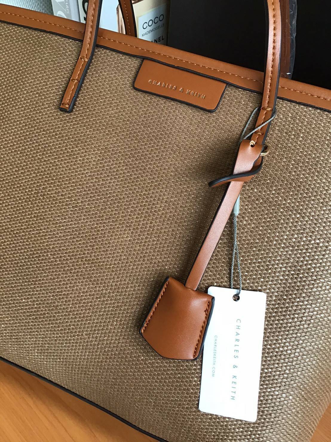 Charles & Keith Black Textured Tote Bag ฮอตฮิตตลอดกาลสำหรับรุ่นนี้ รุ่นยอดนิยม!! มากี่รอบกี่รอบก็ขายดี ใครไม่มีรุ่นนี้ติดตู้ไว้ถือว่าเชยมาก(!!) กระเป๋าสะพายทรง Shopping bag ใบใหญ่จุของได้ใจ น้ำหนักเบา โดดเด่นด้วย Textured วัสดุสานรอบใบ ตัดขอบหนัง สวยอยู่ท