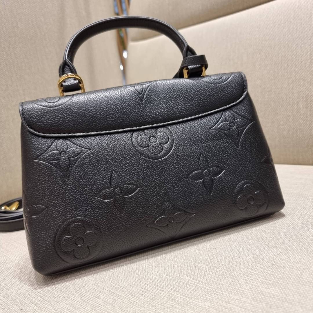 VIP 🥂 LV MADELEINE BAG ใหม่ล่าสุด อีกหนึ่งรุ่นคลาสสิคหายาก ที่สาวๆรอคอย กระเป๋าถือ/สะพายข้าง ดีไซน์เรียบง่าย แต่เต็มไปด้วยดีเทลความหรู วัสดุหนังวัวปั๊มลายเอกลักษณ์ เปิด‐ปิดด้วยอะไหล่กดล็อคสีทองหรู และมีพวงหนังห้อยพิเศษแถมมาให้ด้วย ภายในแบ่งสัดส่วน