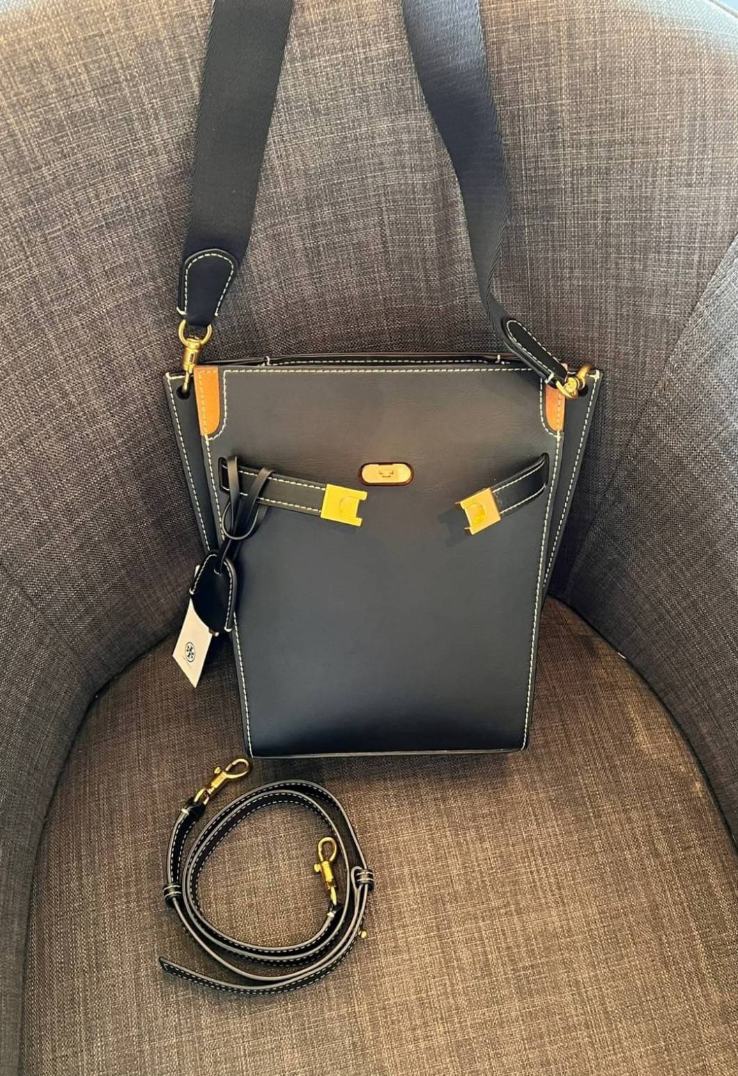 Large TORY BURCH LEE RADZIWILL PEBBIED BAG ((139014)) เป็นรุ่นที่สวย หรู น่าใช้มากๆค่ะ! ลุคหรูดูดีมากๆ กับกระเป๋าสะพายข้างจากTB ใบใหญ่