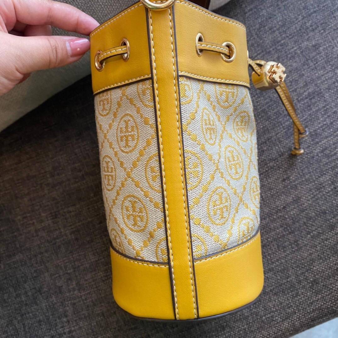 ของแท้ 💯% 】Tory Burch Monogram Jacquard Mini Bucket Bag กระเป๋าถือหรือสะพายไหล่ วัสดุผ้า Canvas โลโก้ Jacquard ทรงถัง ตั้งอยู่ทรง กระเป๋าปักลายแบรนด์ สวยหรู