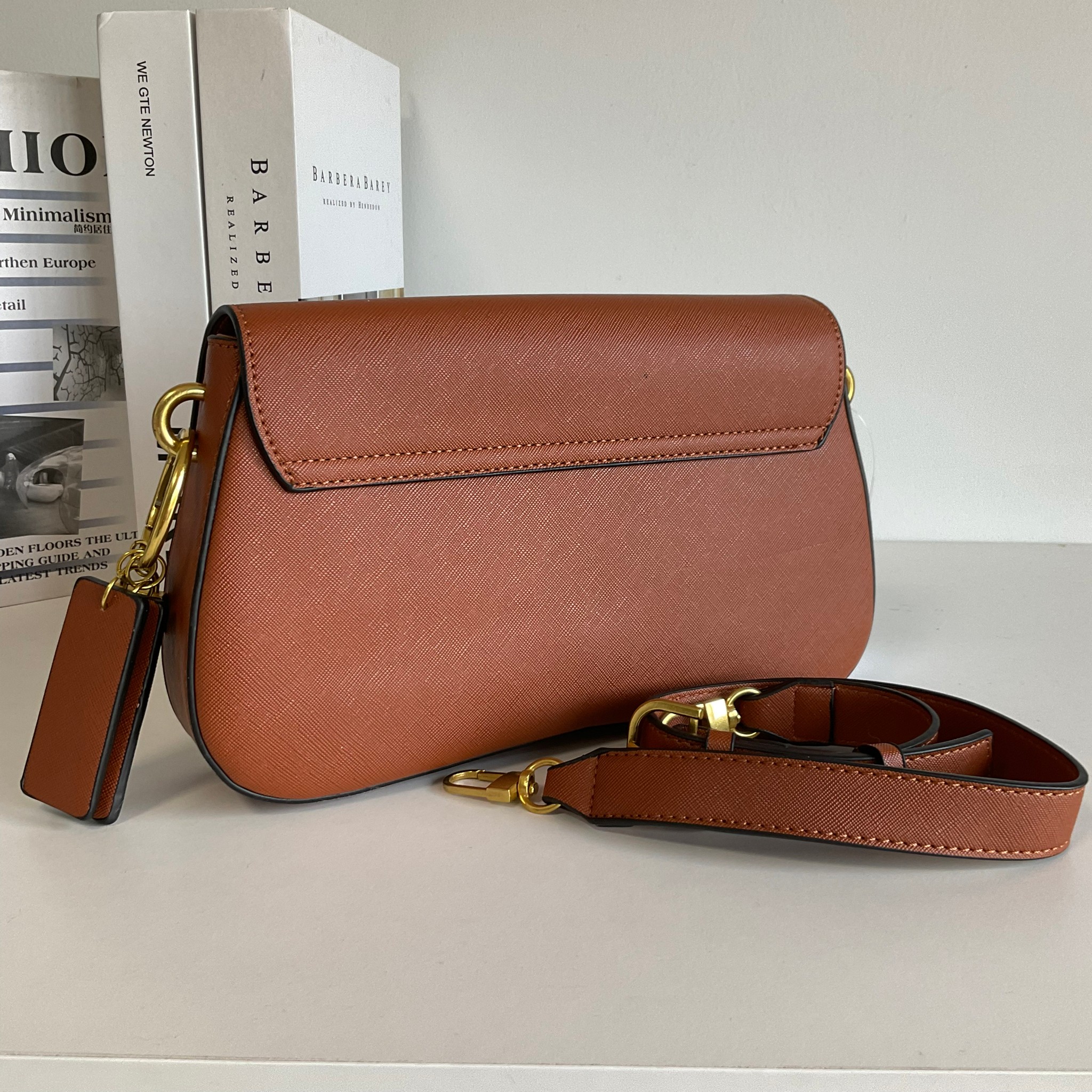 GUESS COLDELIA LOGO FLAP BAG กระเป๋าสะพายไหล่ หนังสวยหรู พิมพ์ลาย อะไหล่ทอง เปิดปิดด้วยกระดุมแม่เหล็ก มีช่องเล็กด้านหน้าหนึ่งช่อง ด้านในใส่กระเป๋าสตางค์ยาว มือถือได้ทุกรุ่น พร้อมช่องซิปแยกให้ มาพร้อมสายสะพายไหล่ปรับและถอดได้ ไอเท็มล่าสุดใบนี้ต้องมีนะคะ