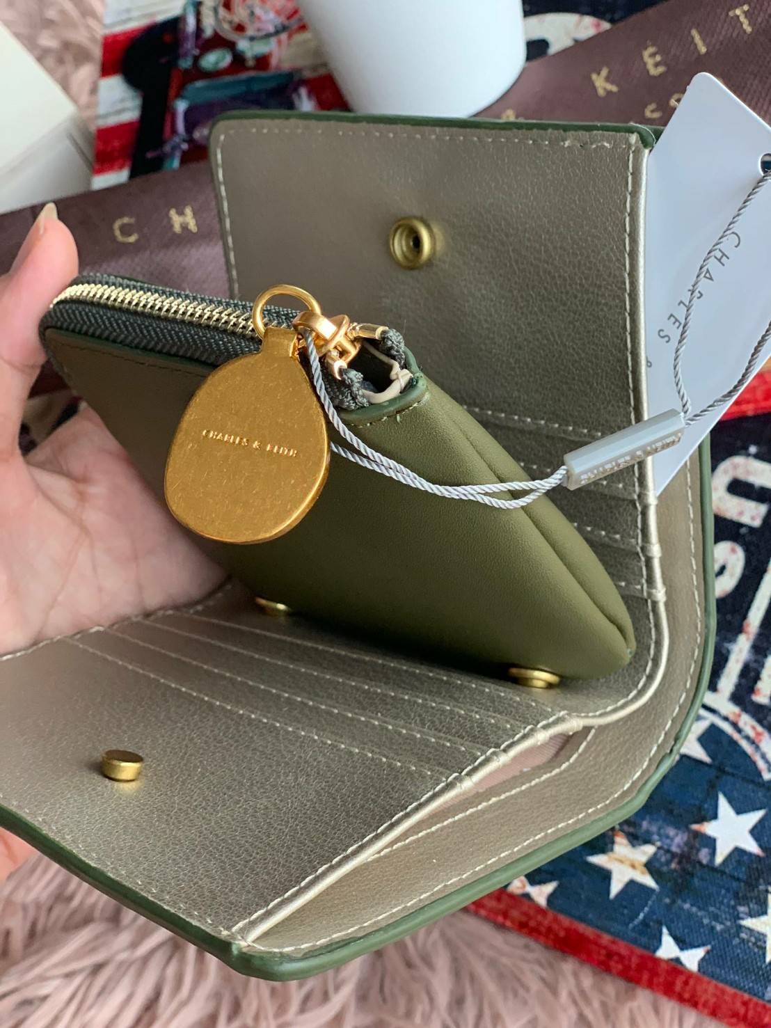 Charles & keith Classic Mini Snap Button Wallet กระเป๋าสตางค์ทรงสั้นรุ่นใหม่ชนช้อป! วัสดุpuหนังเรียบนิ่ม ด้านหน้าประดับโลโก้แบรนด์ด้วยโลหะตัวนูน ภายในเปิดปิดด้วยกระดุมทั้ง2ด้าน มีช่องซิปใส่เหรียญใบเล็ก สามารถถอดแยกกับชิ้นใหญ่ได้ ภายในยังมีช่องเสียบบัตร แล