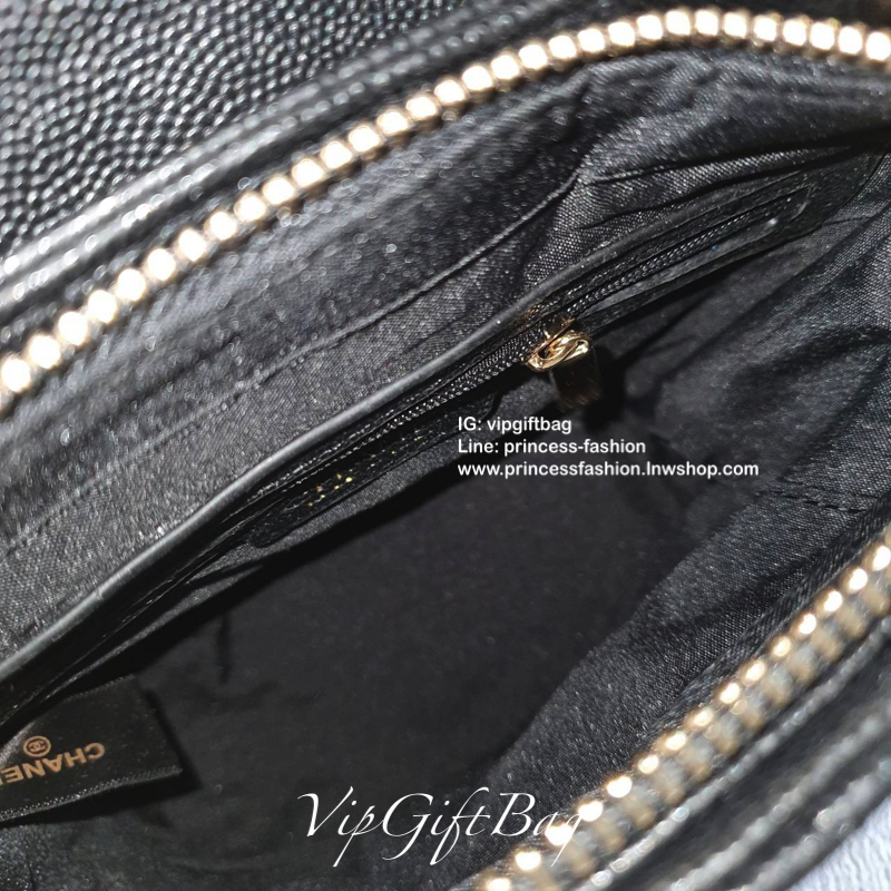 รุ่นใหม่ล่าสุด ตามคำเรียกร้อง!! **สวยหรูคลาสสิค CHANEL VIP GIFT CROSSBODY BAG งาน CHANEL VIP GIFT ของแท้ 100% จากเคาเตอร์แบรนด์ CHANEL ทรงสวย ขนาดกำลังดี วัสดุหนัง CAVIER เปิดปิดด้วยกระดุมหน้าแบบบิดปลอดภัยหายห่วง ด้านในมีซิปอีกชั้น อะไหล่ทอง หัวซิปปั้มแบร