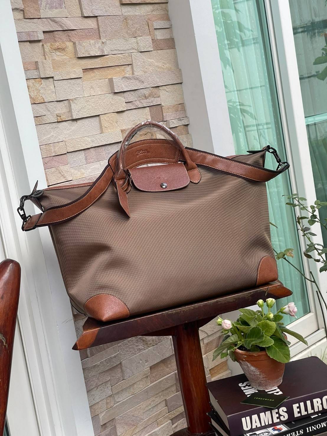 LONGCHAMP BOXFORD TRAVEL BAG L กระเป๋าเดินทางขนาดใหญ่ มาพร้อมสายสะพายที่สามารถถอดได้ ให้คุณเลือกสะพายไหล่หรือถือได้ มีซิปรูดเปิดปิดกระเป๋าที่ให้คุณมั่นใจได้ว่าคุณจัดเก็บไอเท็มของคุณได้อย่างมิดชิด บ็อคฟอร์ด (BOXFORD) สะท้อนความเป็นเอกลักษณ์ของแบรนด์ที่เปี่