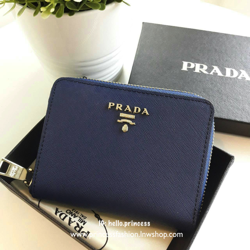 New Item! สำหรับสาวๆที่ชอบถือ *กระเป๋าสตางค์ใบเล็ก ขอแนะนำ Prada Short Saffiano wallet กระเป๋าสตางค์สั้น ขนาดกะทัดรัด เปิดปิดด้วยซิป อะไหล่ทอง ปั้มแบรนด์ ทั้งใบ *จุดเด่น มีช่องใส่รูปถ่าย ใส่บัตรได้หลายช่อง ด้านในมีช่องซิปแยกอีก1ช่องค้า อีกหนึ่งไอเท็มที่ *