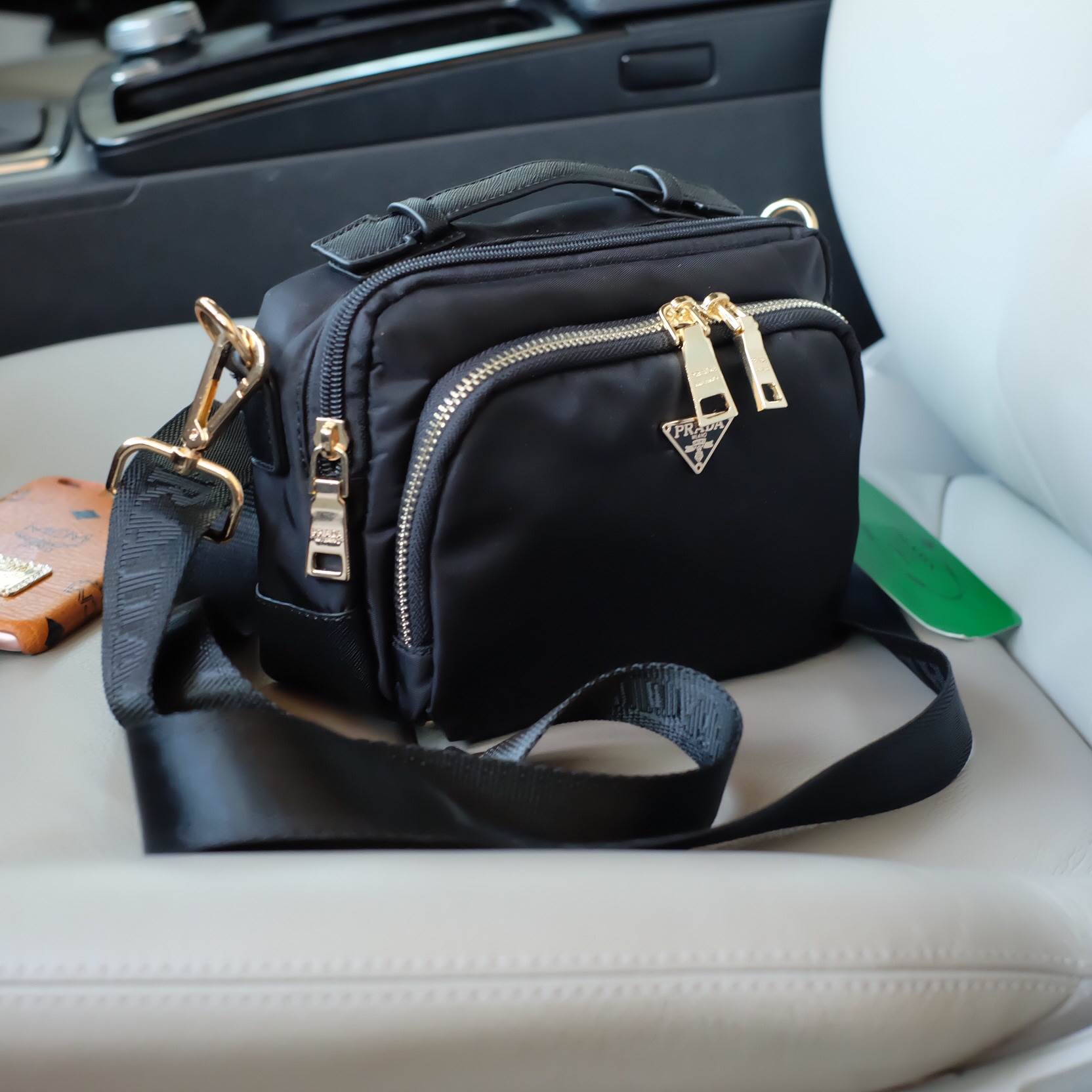 งานพรีเมี่ยมกิ้ฟ จากเคาเตอร์ต่างประเทศคะ 🐼รุ่น Limited edition ค่า ได้ กระเป๋าอเนกประสงค์ #ใบนี้2in1 จากแบรนด์ PRADA มาค่า เป็น กระเป๋าผ้าไนล่อน ตามแบบฉบับของแบรนด์เลย ใบนี้มีสายยาวให้คะ มีหูสั้นสำหรับถือได้ด้วยคะ #เลิศมาก สะพายเป็น shoulder bag ไ