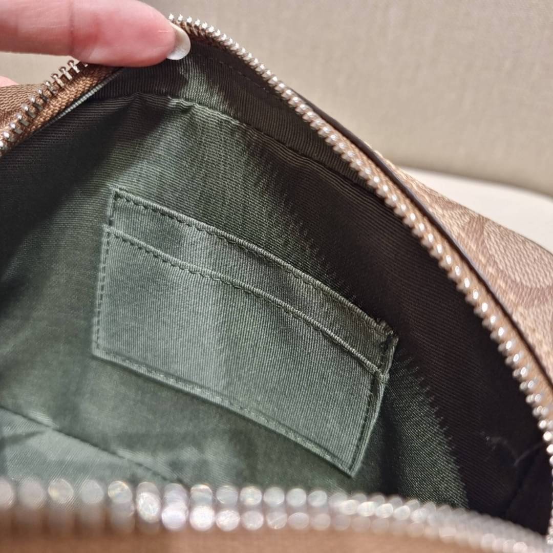 COACH 91677 MINI CAMERA BAG IN SIGNATURE CANVAS สีมาใหม่ รุ่นขายดีที่สุด!! กระเป๋าสะพายข้างไซส์มินิ คลาสสิคอยู่ทรง อะไหลเงินเรียบหรู วัสดุหนังแคนวาสเคลือบลาย เปิด-ปิดด้วยซิป สายสะพายปรับได้ตามตัว ใบนี้แมทช์ได้ทุกลุค ใช้เป็น everyday bag ได้สบายๆเลยจ้า &#x