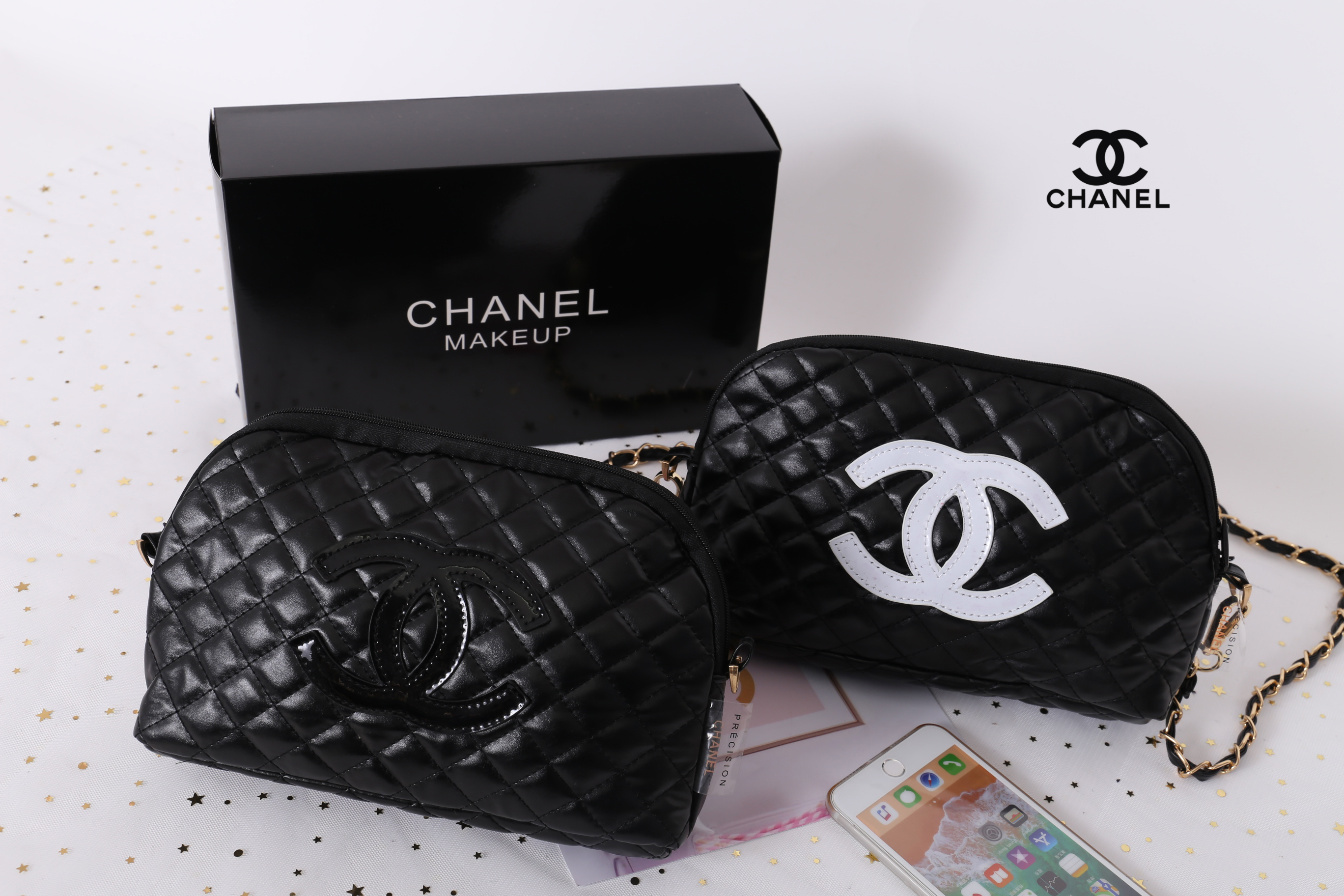Chanel Quilted Leather Crossbody Bag with gift box สินค้าเป็นของแท้ ใหม่จากเค้าเตอร์เครื่องสำอาง/น้ำหอมแบรนด์ กระเป๋าแบรนด์ Chanel VIP Gift Bag ทำจากหนัง หัวซิปปั้มโลโก้แบรนด์ มาพร้อมสายยาว สายโซ่อะไหล่ทองยาว Crossbody สายถอดเก็บได้ ด้านในบุผ้า ปั้มแบรนด์