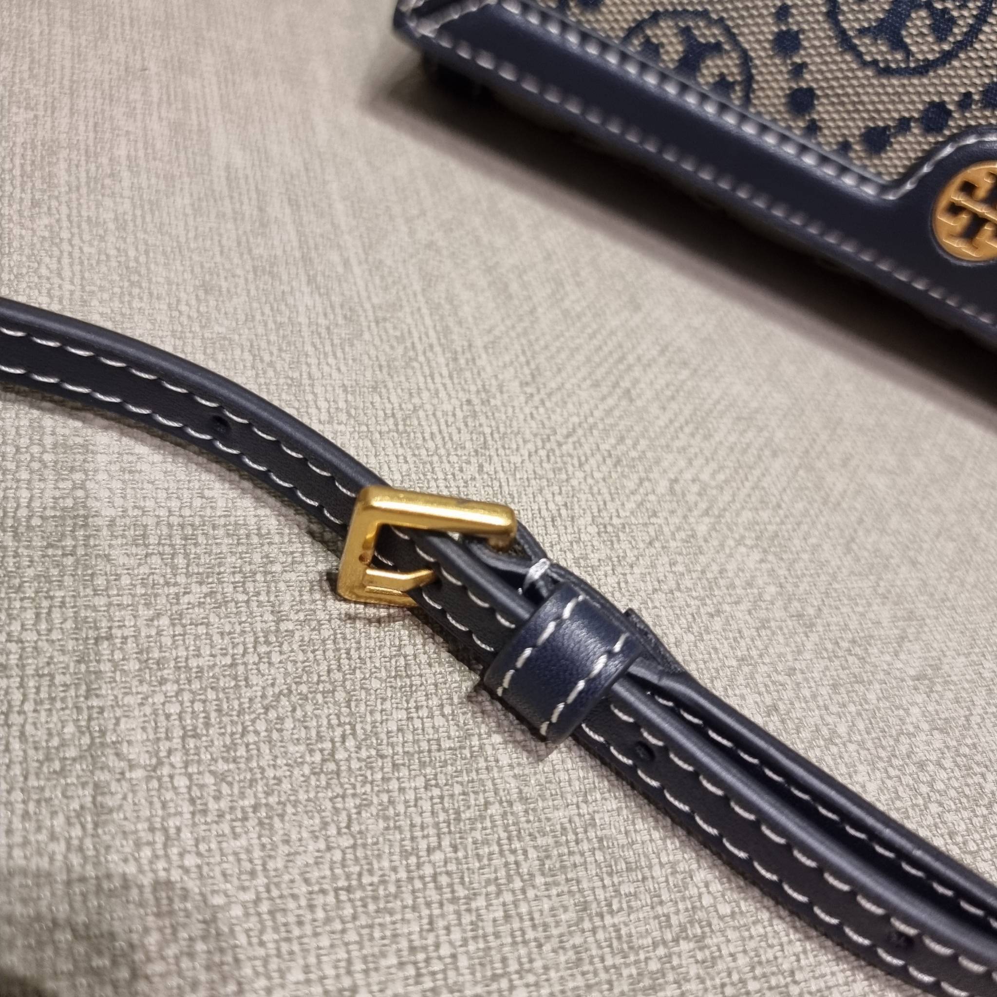 TORY BURCH T MONOGRAM JACQUARD CROSSBODY WALLET best seller ของคอลเลคชั่นนี้ ต้องไม่พลาด กับกระเป๋าสะพายกึ่งกระเป๋าสตางค์ ที่ช่วยให้ชีวิตง่ายขึ้น วัสดุผ้า jacquard ตัดสลับหนังแท้ เปิด-ปิดแบบฝาปิดแม่เหล็ก ภายในใส่ธนบัตรได้ มีช่องใส่บัตร และยังมีช่องซิปอีกด