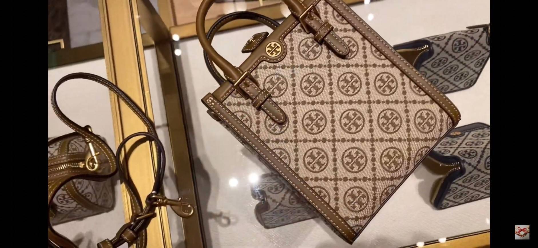Tory burch t monogram jacquard mini tote ลวดลายT monogram ด้วยโลโก้สุดไอคอนนิคของแบรนด์ โดดเด่นด้วยกราฟฟิคและดีไซน์ ออกมาในหลายรูปแบบหลายคอลเลคชั่น แต่ละคอลเลคชั่นสวยหรูไม่แพ้กัน ทรงมินิโท้ท ขนาดกำลังดี ใช้งานง่าย ก็เป็นอีกหนึ่งรุ่นที่ทันยุคทันสมัยที่สาวๆ