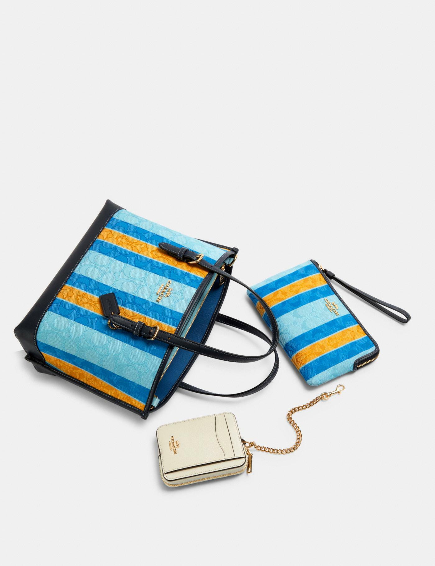 COACH C4086 MOLLIE TOTE 25 IN SIGNATURE JACQUARD WITH STRIPES แจกความสดใสด้วยลุคคัลเลอร์ฟูล กระเป๋าทรงโท้ท มินิไซส์ ตกแต่งลายเอกลักษณ์ถักทออยู่บนผ้า jacquard ตัดกับลายเส้นสีสันสวยงาม ลงตัวไม่ซ้ำใคร ภายในเป็นช่องโล่ง มีช่องซิปกลางใส่ของได้ ขนาดกำลังดีแบบใส