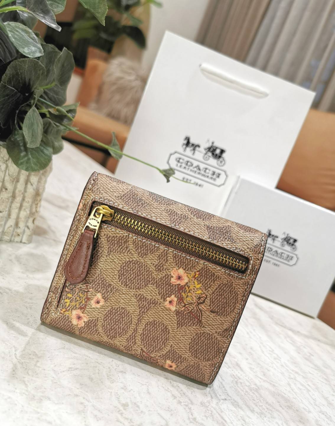 COACH FACTORY SHORT WALLET กระเป๋าสตางค์รุ่นใหม่ล่าสุดจาก Coach Factory Outlet ขนาดกำลังดี พกพาสะดวก ดีไซน์สวยน่าใช้ วัสดุหนังแท้เปิดปิดด้วยฝาปิด Envelop กระดุมด้านหน้ามีโลโก้แบรนด์ด้านหลังมีช่องซิปใส่เหรียญ หัวซิปแบรนด์ ภายในมีช่องใส่ธนบัตรใส่แบงก์พันได้