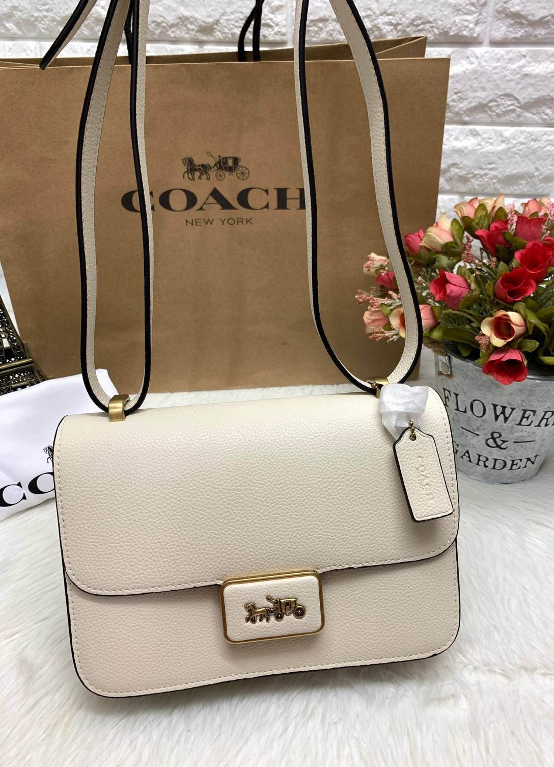 COACH ALIE SHOULDER BAG ((4615)) กระเป๋าสะพายข้างหรือสามารถทบสายกันเพื่อคล้องไหล่ได้ค่ะ วัสดุหนังแท้ หนังนิ่มสวยงามมากๆค่ะ ด้านหน้าเป็นแผ่นโลหะแบรนด์ดูหรูทีเดียว เปิดปิดกระเป๋าแบบกดล็อค ภายในแบ่งช่องหลักหนึ่งช่องค่อนข้างกว้างใส่มือถือได้ทุกรุ่น;กระเป๋าเงิ