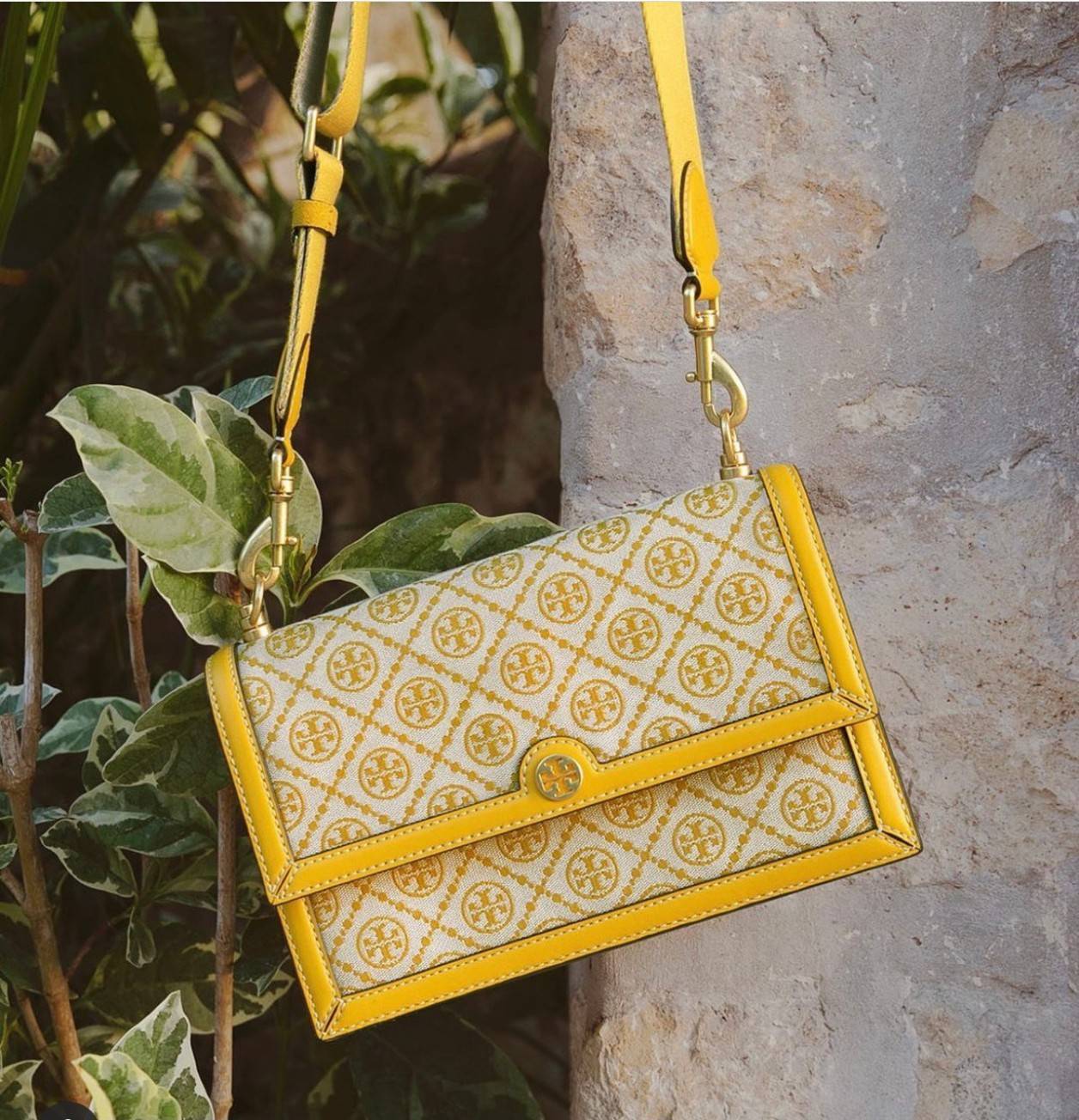 Large Tory burch t monogram jacquard shoulder bag คอลเลคชั่น T Monogram สำหรับคอลเลคชั่นฤดูใบไม้ผลิ 2021 เราสร้างสรรค์ลายโมโนแกรมที่ได้รับแรงบันดาลใจมาจากลวดลายการถักทอผ้าห่มของชาว Pennsylvania Dutch แบบดั้งเดิม เป็นการเฉลิมฉลองโลโก้สุดไอคอนนิคของแบรนด์ โ