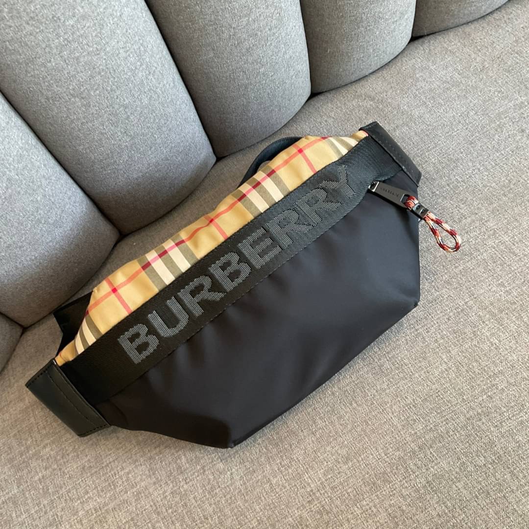 Burberry Vintage Check Sonny Belt Bag รุ่นใหม่ล่าสุด! BURBERRY FRAGRANCES BELT BAG วัสดุ100%POLYAMIDE (Nylon & Canvas)ทกระเป๋าคาดเอว คาดอกแบบ UNISEX ใช้ได้ทุกเพศ ลายวินเทจ