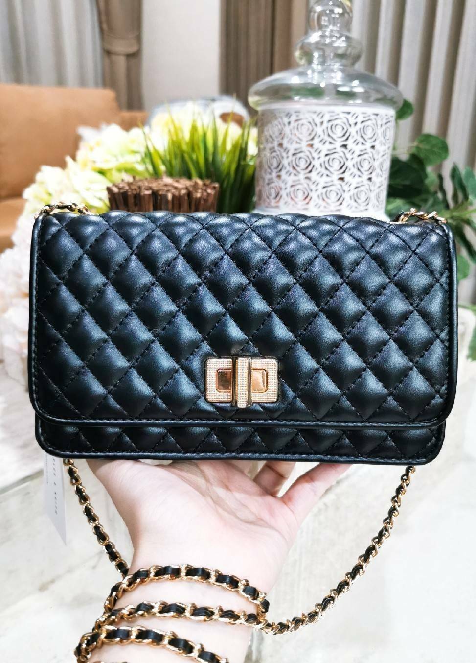 CHARLES & KIETH MINI CLUTCH BAG กระเป๋าสะพายทรงคลัชรุ่นยอดนิยมดีไซน์คลาสสิควัสดุหนังนิ่มลายตารางสวยอยู่ทรงขนาดมินิสไตล์ Chanel เปิดปิดด้วยตัวล๊อคแบบบิดอะไหล่ทอง ด้านหลังประดับโลโก้แบรนด์สวยดูดี มาพร้อมสายสะพายโซ่ร้อยหนัง Crossbody ได้สามารถซ้อนสายสะพายไหล