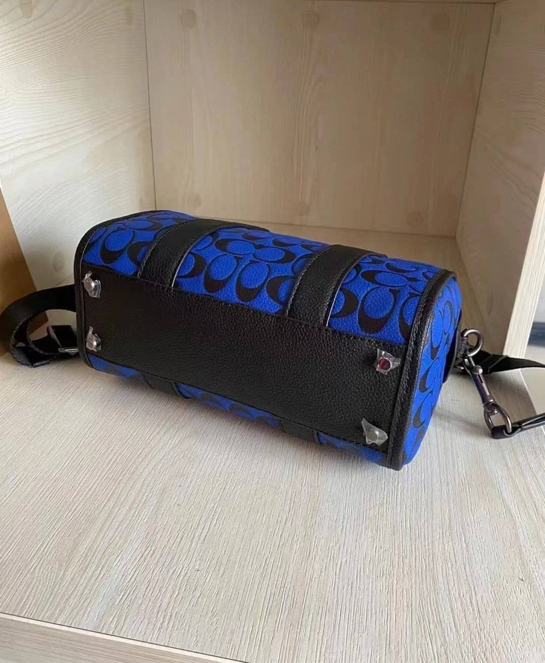 COACH GOTHAM DUFFLE / Coach Gotham 24 travelling bag handbag shoulder bag พร้อมส่ง กระเป๋าทรงหมอนรุ่นใหม่บ่าสุดปี 2022 รุ่นนี้สามารถใช้ได้ทั้งชาย//หญิง หนังแท้อย่างดี นิ่มทรงสวย มากๆค่ะ ภายในกระเป๋าสามารถใส่สัมภาระที่จำเป็นในชีวิตประจำวันได้ครบเลยค่ะ; มีช