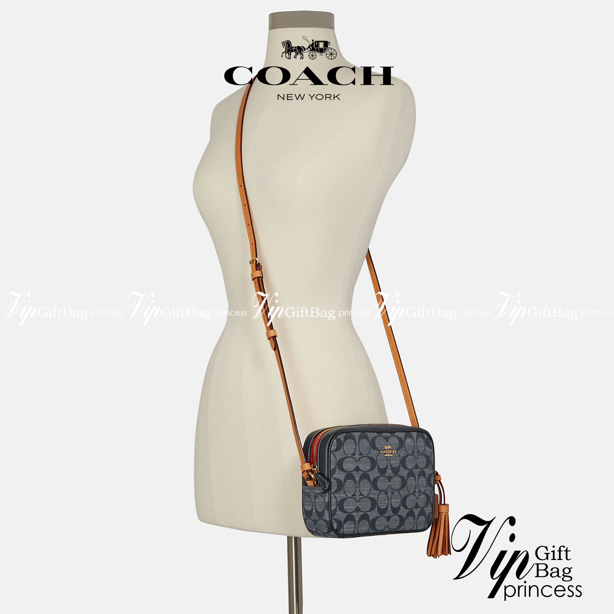 COACH MINI CAMERA IN SIGNATURE CHAMBRAY ((C8666)) 📣พร้อมส่งที่ไทย กับคอลเลคชั่นใหม่ล่าสุด ที่คุณต้องมี! กระเป๋าทรงกล่อง น้ำหนักเบา วัสดุผ้า Chambray ทอลายแบรนด์ตัดขอบหนังแท้ได้สวยงามค่ะ **ผ้าChambrayจะเหมาะกับหน้าร้อนนี้ได้ดีทีเดียวค่ะ**