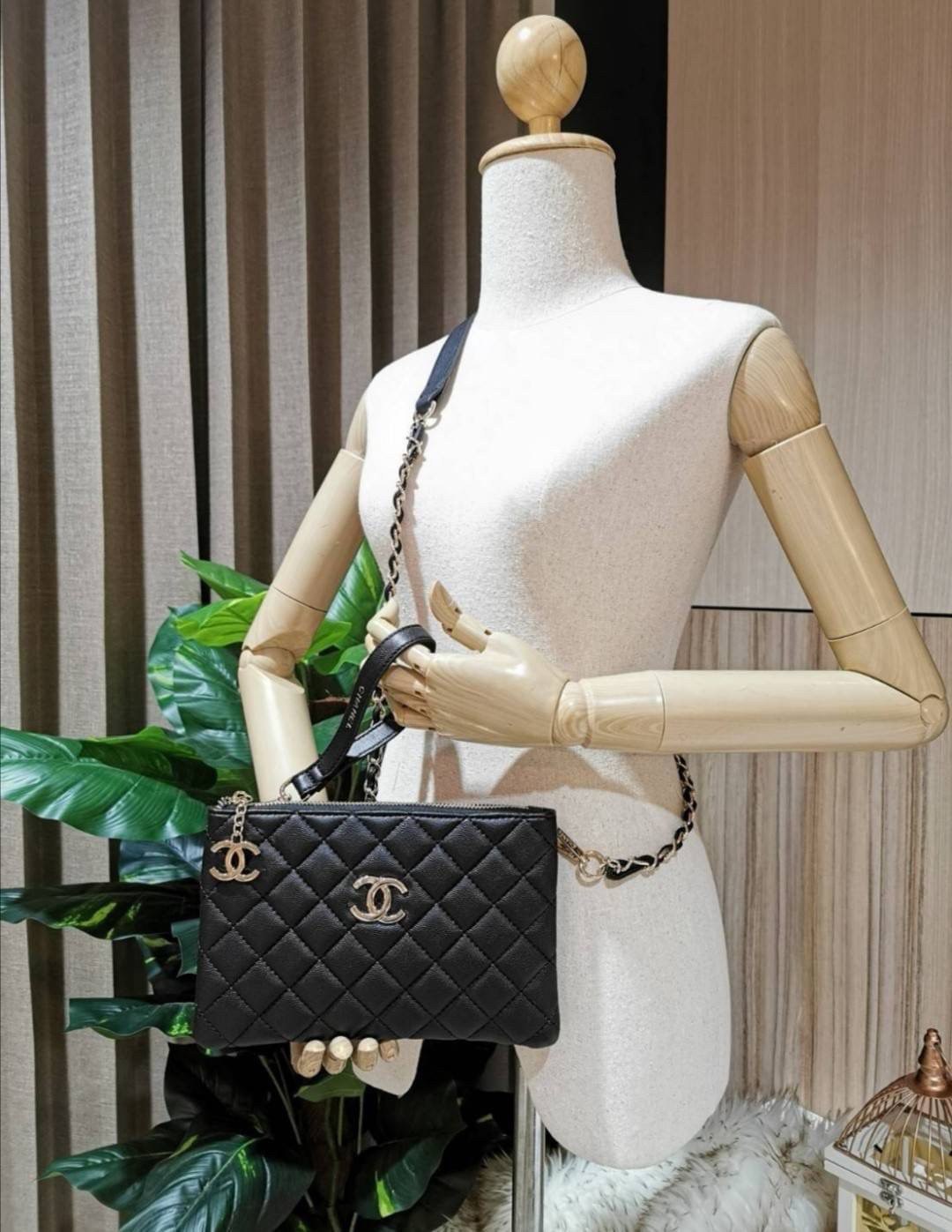 RESTOCK! รุ่นขายดีค่า กระเป๋าคลัทช์&ครอสบอดี้ ทรงหรู จากงาน CHANEL VIP GIFT(GIFT WITH PURCHASE) จากเคาเตอร์ต่างประเทศ จากแบรนด์ CHANEL ลายหนัง CAVIER ของแท้ 100% ด้านหน้าประดับโลโก้แบรนด์สีทอง เปิดปิดด้วยซิป อะไหล่ทอง ด้านในปั้ม MADE IN ITALY ด้านหนึ่งเป็