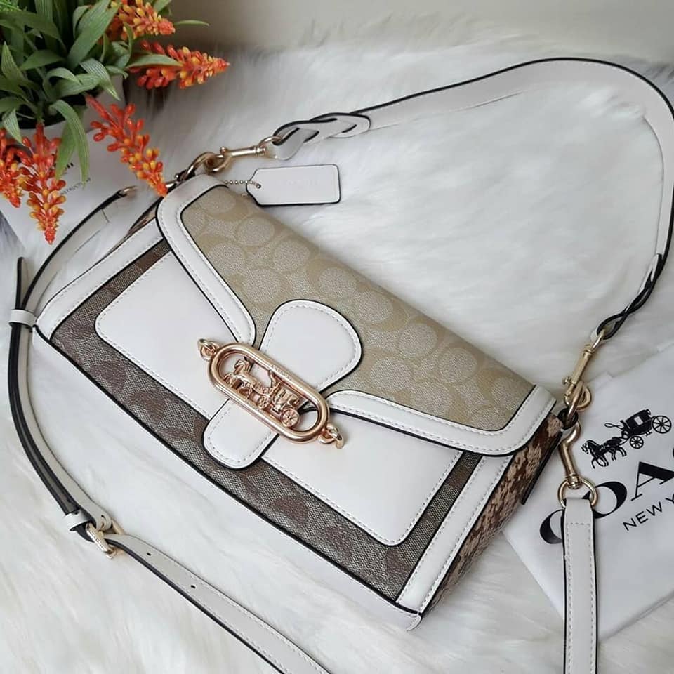 COACH SMALL JADE SHOULDER BAG IN BLOCKED SIGNATURE CANVAS (COACH 2723)🌹 สวยหรู ดูแพงมากๆ กับรุ่นนี้ วัสดุหนังแท้ ผสมแคนวาสอย่างดี หนังนิ่มมากๆ ด้านข้างเป็นหนังลายงูสังเคราะห์ ทรงสวยมากๆ มีสายให้ 2 เส้น สายสั้น และสายยาว ถอดได้ทั้ง 2 สาย จะถือเป็นค