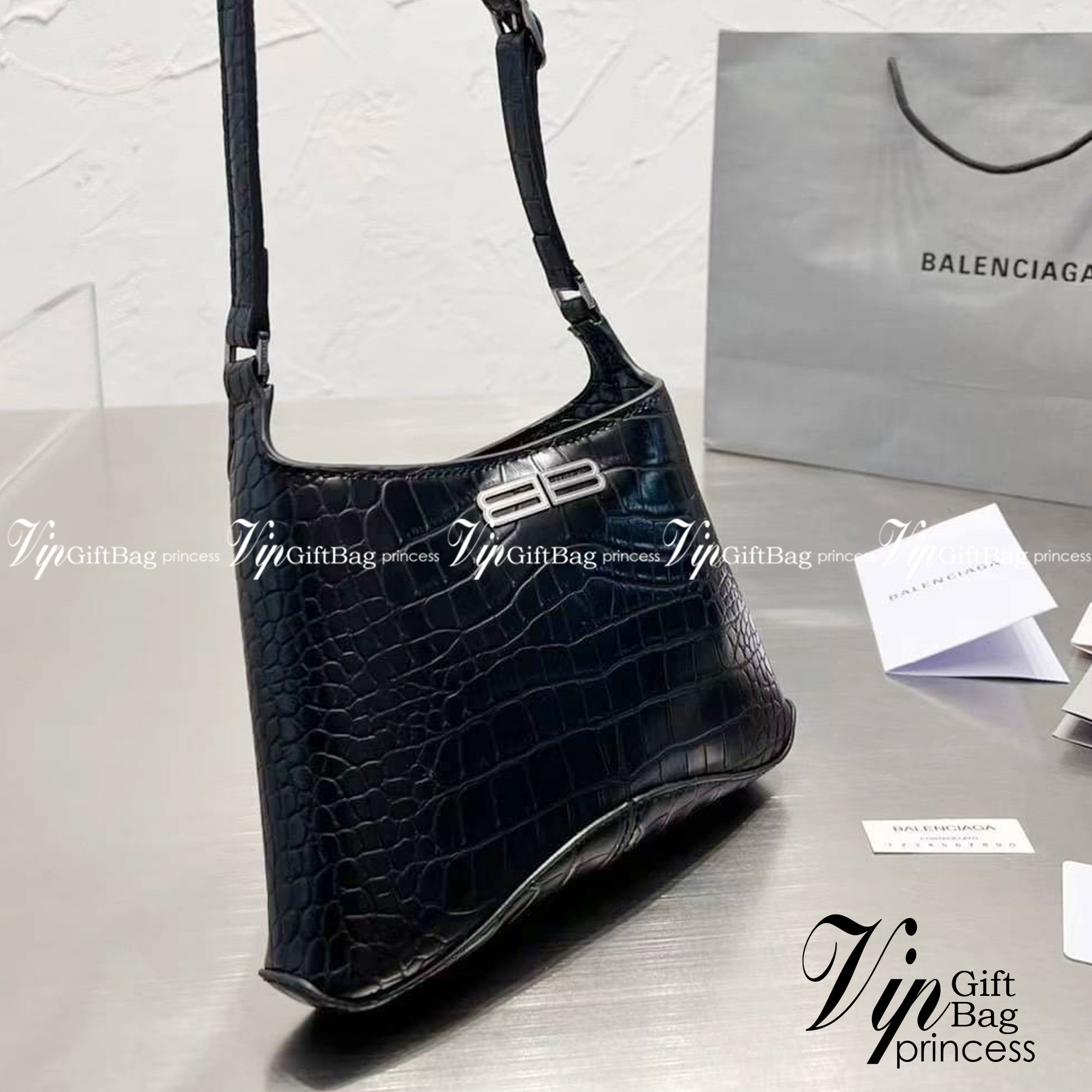 BALENCIAGA xx Small Hobo Bag / BALENCIAGA hobo Bag สุดหรูกับกระเป๋าสะพายทรงโท้ท ไซส์มินิ เรียบหรู ดูแพงมาก สีลูกคุณมากๆ!! ผิวสัมผัสดี ภายในโล่ง จุของได้เยอะ เป็นอีกหนึ่งไอเท็มแนะนำ ที่ไม่อยากให้พลาดเลยจ้า