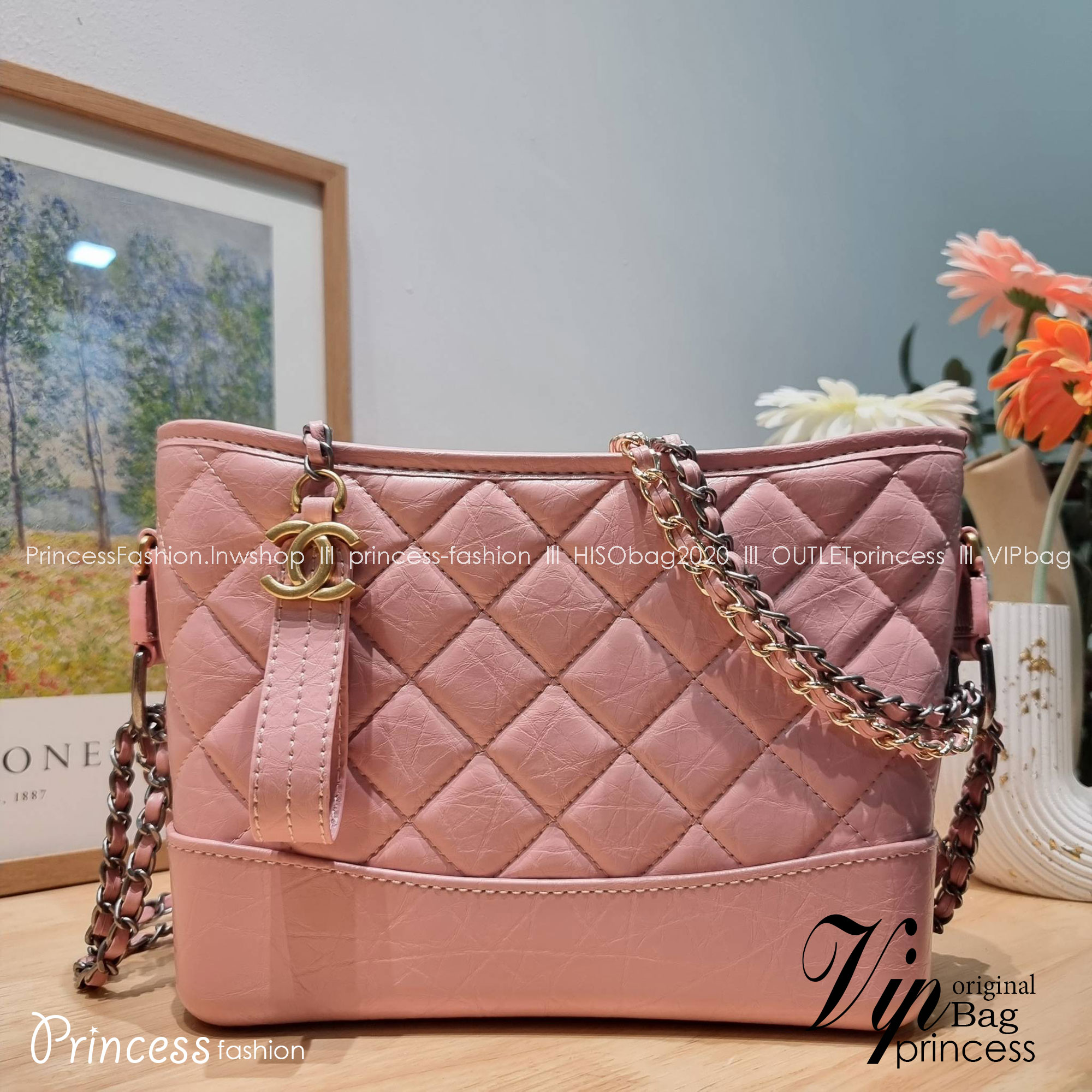 CHANEL Gabrielle Bag Medium สวยคลาสสิค No.1 ต้องยกให้ไอเท็มนี้เท่านั้น กับกระเป๋าสะพายซิกเนเจอร์ ดีไซน์ไม่เหมือนใคร เป็นเอกลักษณ์ ใช้งานได้หลากหลาย สะพายได้ไม่ซ้ำ