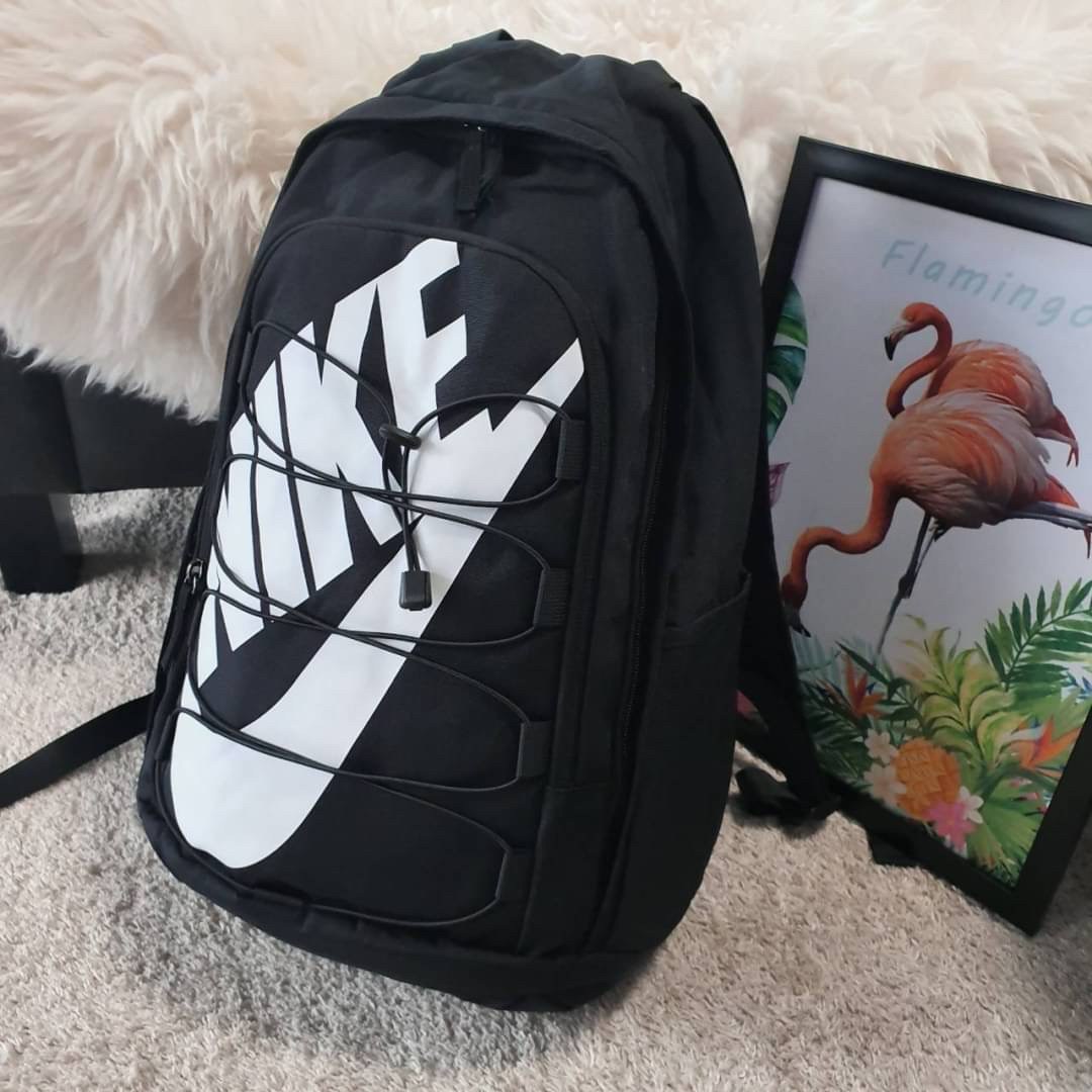 กระเป๋าเป้ใบใหญ่ Nike อะไหล่สีดำด้านหน้ามีโลโก้แบรนด์สีดำทั้งใบ ด้านหน้ามีช่องซิปใหญ่จุของได้เยอะมาก
