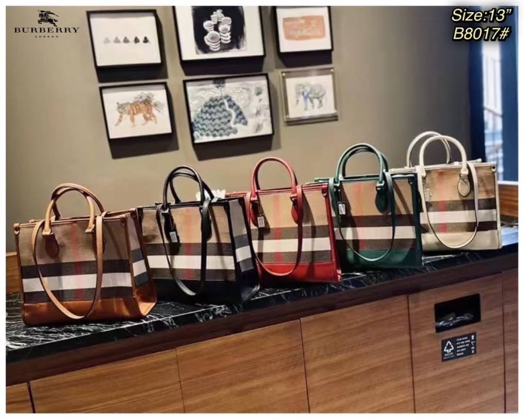 BURBERRY TOTE VINTAGE BAG / Burberry Crossbody Bag กระเป๋าสะพายทรงโท้ทลายวินเทจ สวยคลาสสิก จุของได้เยอะมาก มาพร้อมใบเล็ก รุ่น unisex ใช้ได้ทั้งชาย/หญิง โทนสีใช้งานง่าย หลายโอกาส วัสดุหนังและ Canvas อย่างดี สวยอยู่ทรง ภายในโล่งกว้าง ไอเท็มแนะนำ Must Have! 
