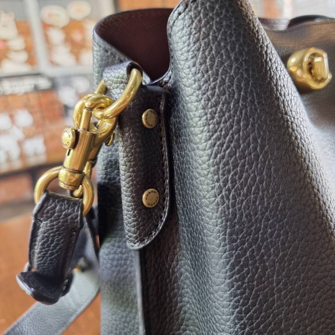 COACH WILLOW SHOULDER BAG ((C2745//C2590//C2621)) พร้อมส่งที่ไทย รุ่นแนะนำค่ะ🔥🔥 🔺กระเป๋าหิ้ว//คล้องไหล่//สะพายข้าง สุดคุ้ม! หนังแท้ชั้นดี ได้ไปหลงรักแน่นอนค่ะ หนังสวยมากๆ😘 🔺ตัวกระเป๋าแบ่งเป็นสองช่องหลัก ด้านนึงเป็นแ