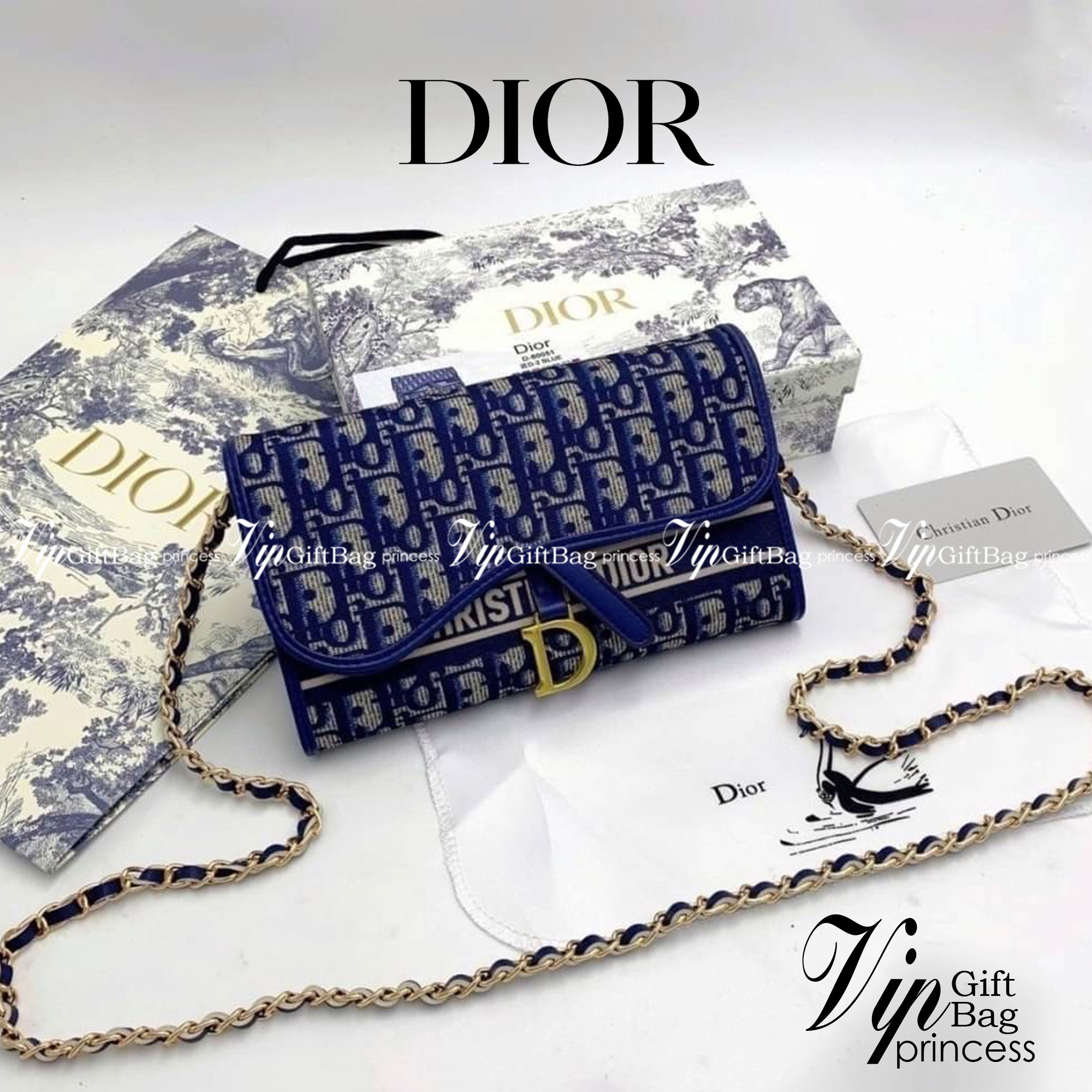 DIOR LONG WALLET WITH CHAIN MONOGRAM / DIOR WALLET กระเป๋าสตางค์ใบยาวพร้อมสายสะพายโซ่อะไหล่ทองสลับหนัง ขนาดกำลังน่ารัก เป็นเอกลักษณ์ของความหรู วัสดุแคนวาสแท้และผ้า Jacquard อย่างดี ผสมผสานความสง่างามและคลาสสิกที่เข้ากับยุคสมัย ด้านหน้าโดดเด่นด้วยซิกเนเจอร