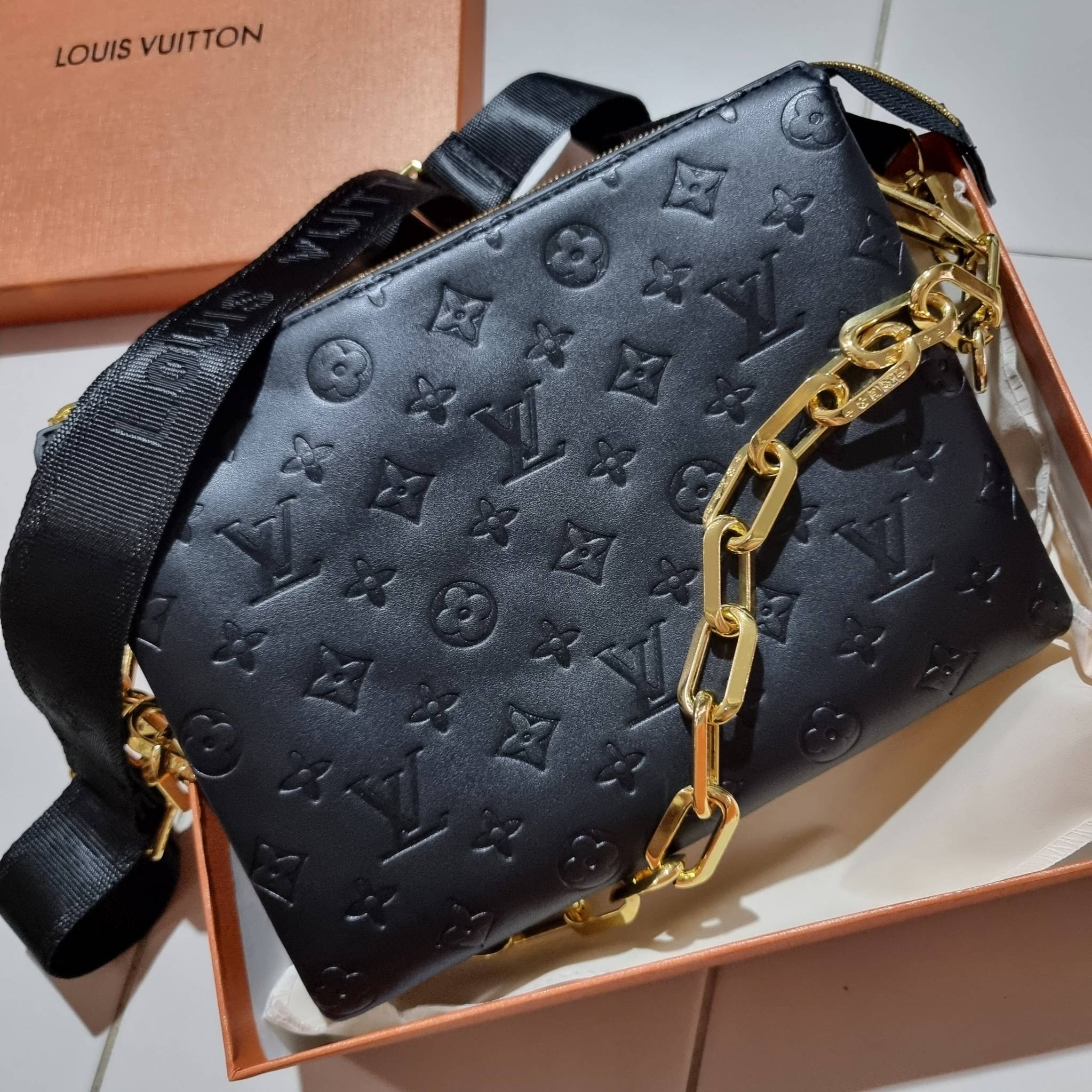 LV HANDLE POUCH MONOGRAM กระเป๋าสะพายกึ่งคลัชท์ สุดล้ำ ใหม่ล่าสุดมาแรงมาก ด้วยความสวยปังตั้งแต่แรกเห็น วัสดุหนังแกะปั๊มลายสวยคม มาพร้อมสาย 2 เส้น เลิศๆ มีสายโซ่ที่มีดีเทลละเอียดไม่ซ้ำ และสายสปอร์ตครอสบอดี้ ที่จะคล้องไว้ทั้งสองเส้นก็ดีงาม หรือสลับใช้ตามลุค